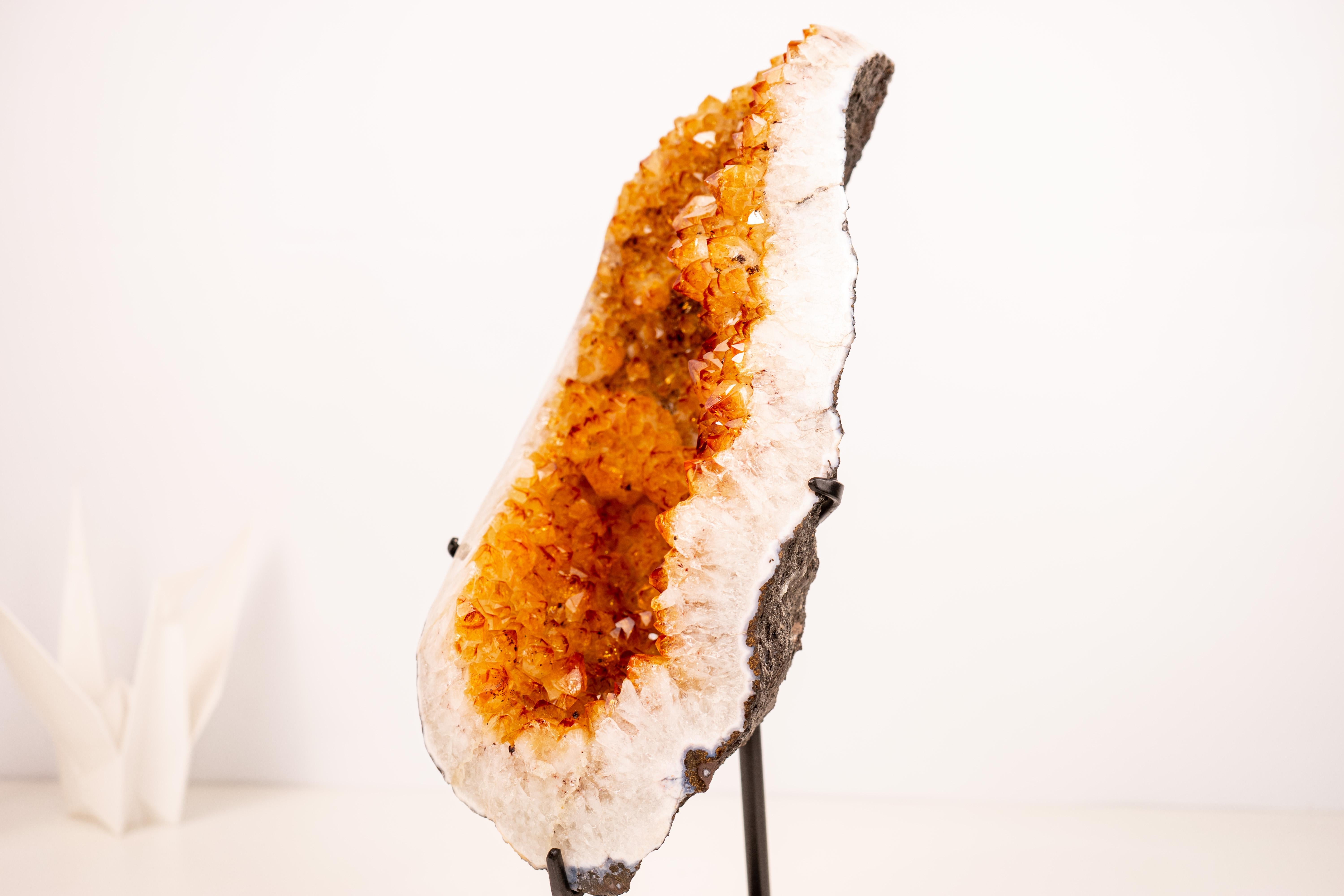 Cluster di citrino con druzy arancio-dorato su supporto personalizzato in vendita 4