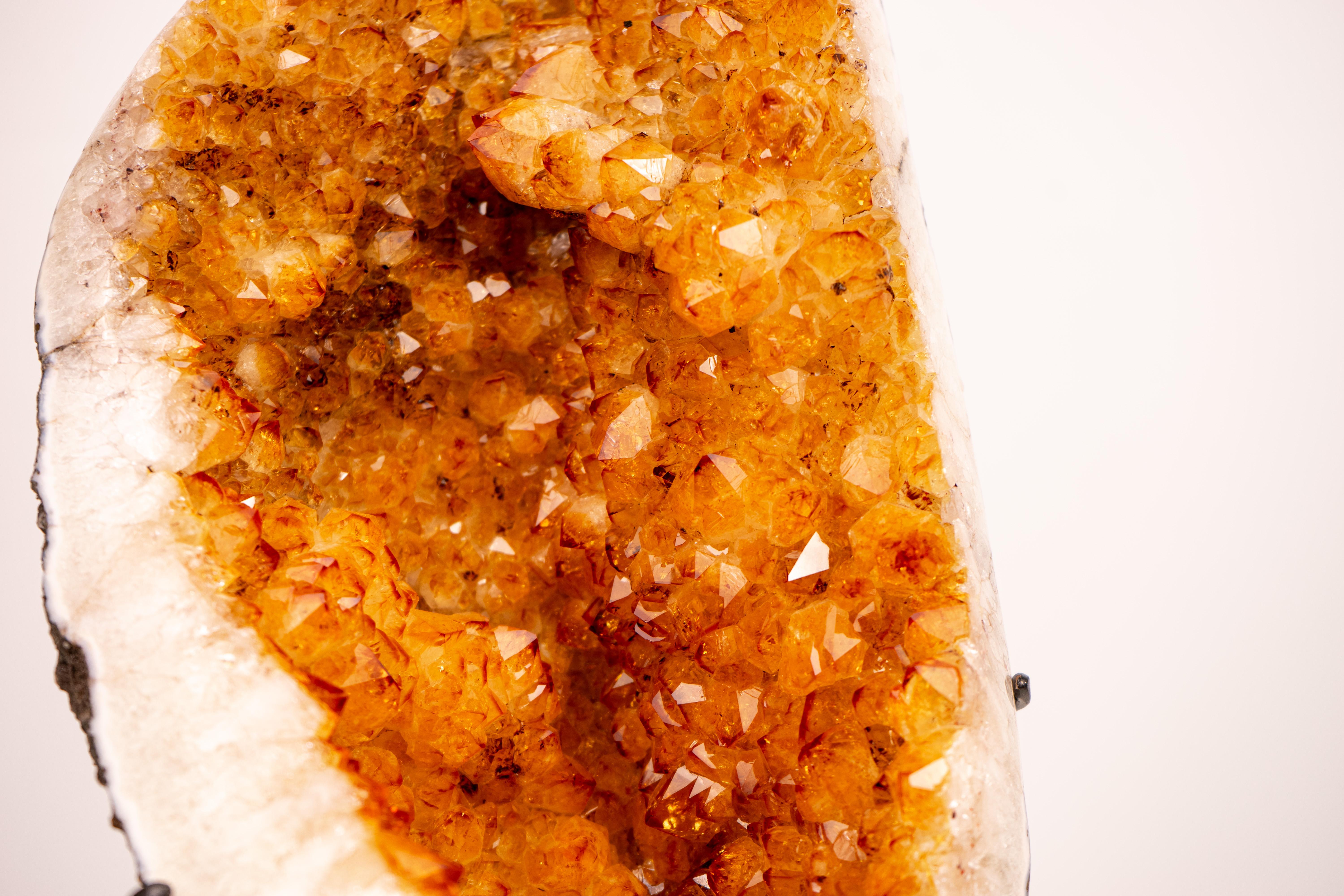Brasiliano Cluster di citrino con druzy arancio-dorato su supporto personalizzato in vendita
