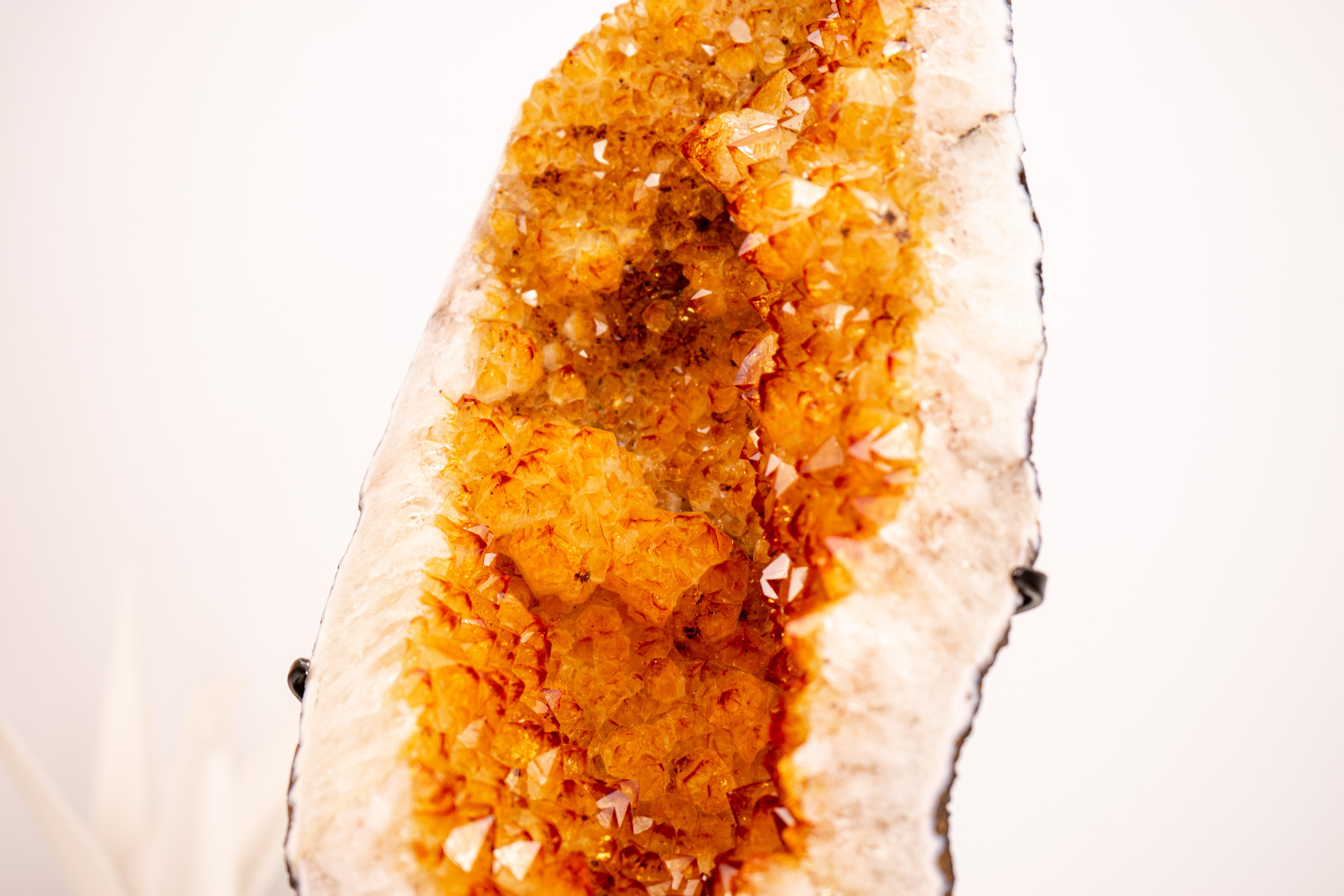 XXI secolo e contemporaneo Cluster di citrino con druzy arancio-dorato su supporto personalizzato in vendita