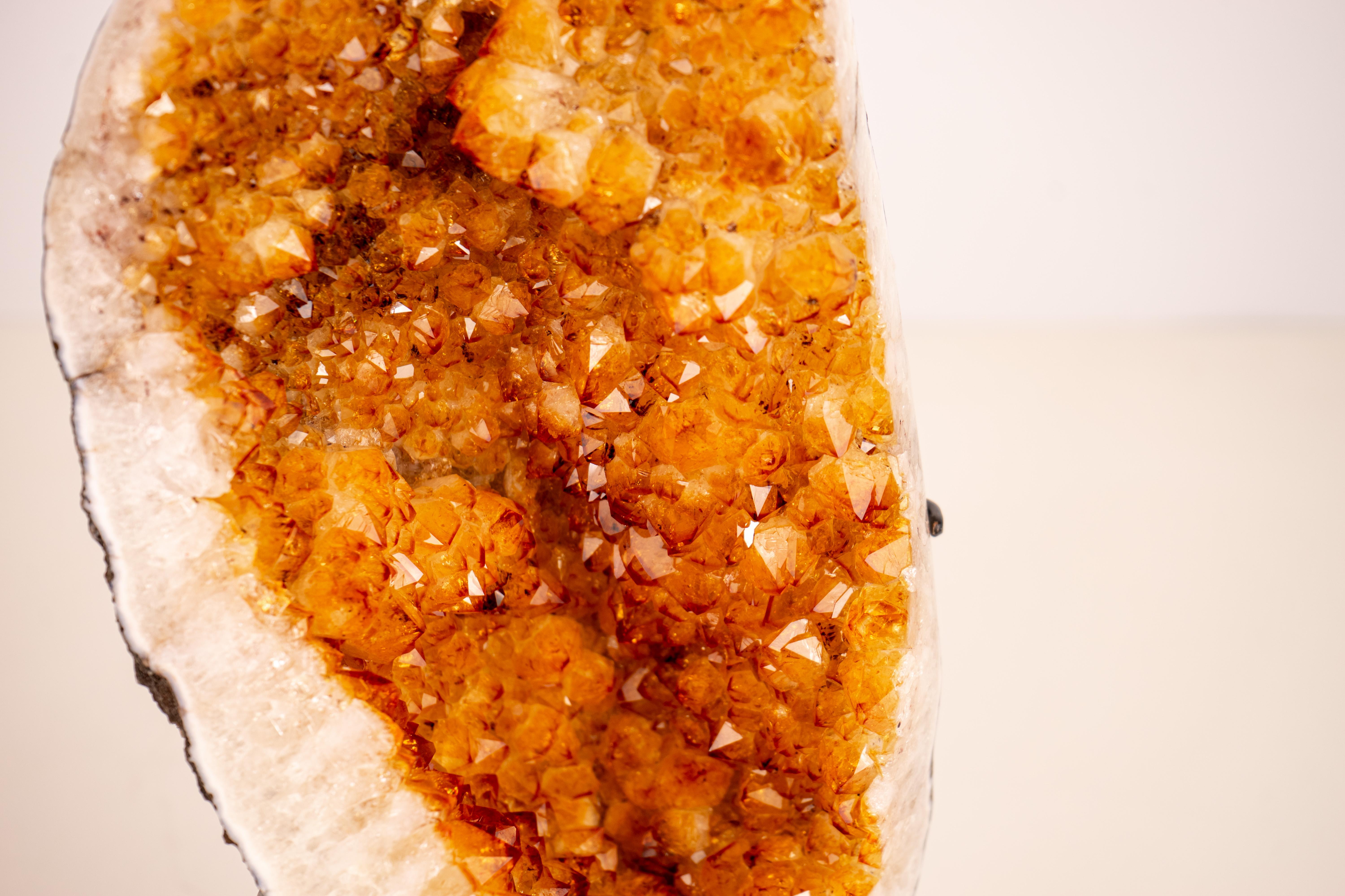 Cluster di citrino con druzy arancio-dorato su supporto personalizzato in vendita 1