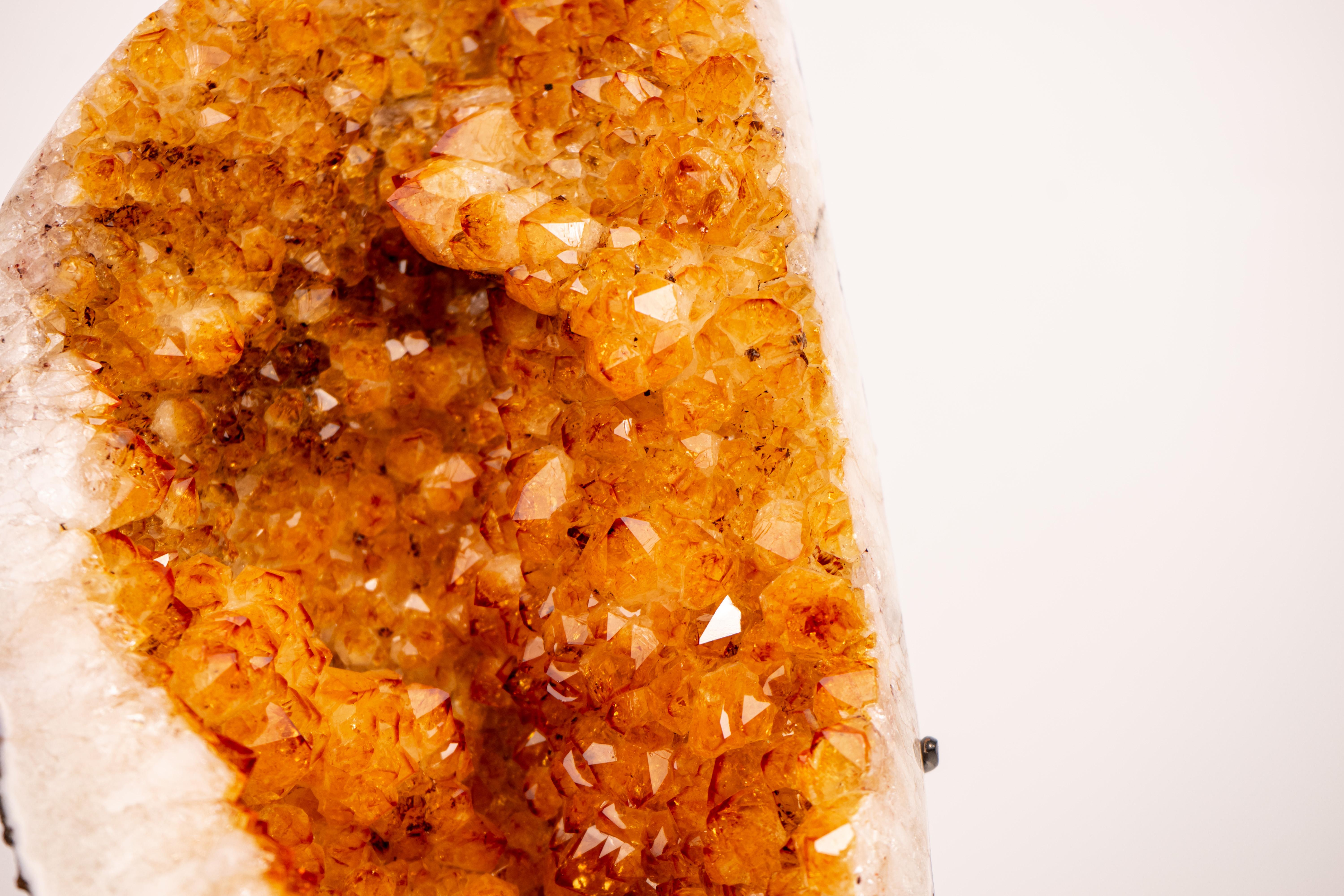 Cluster di citrino con druzy arancio-dorato su supporto personalizzato in vendita 2