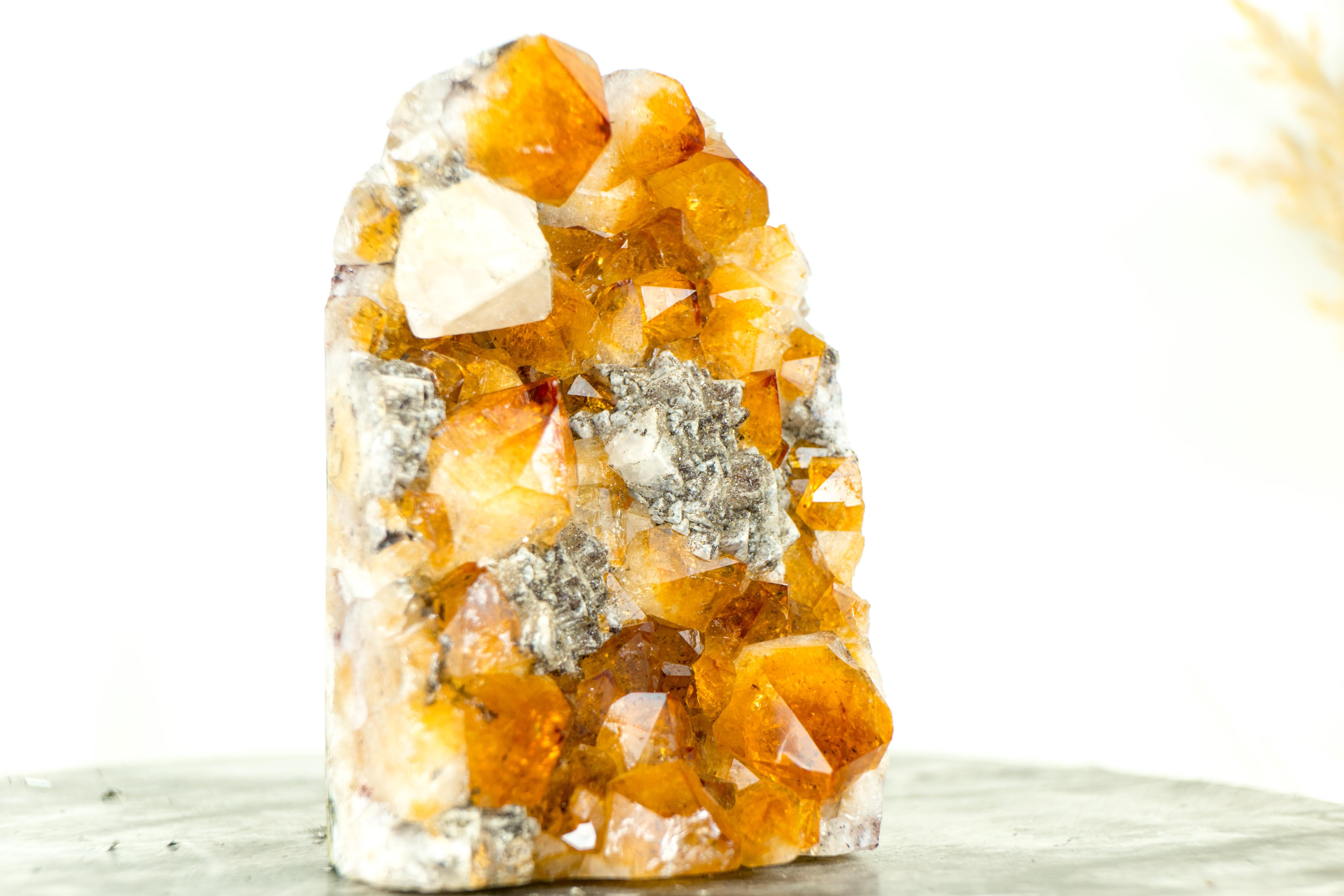 Citrine Cluster with Rich Amber Citrine Color and Geometrical Calcite Inclusions In New Condition For Sale In Ametista Do Sul, BR
