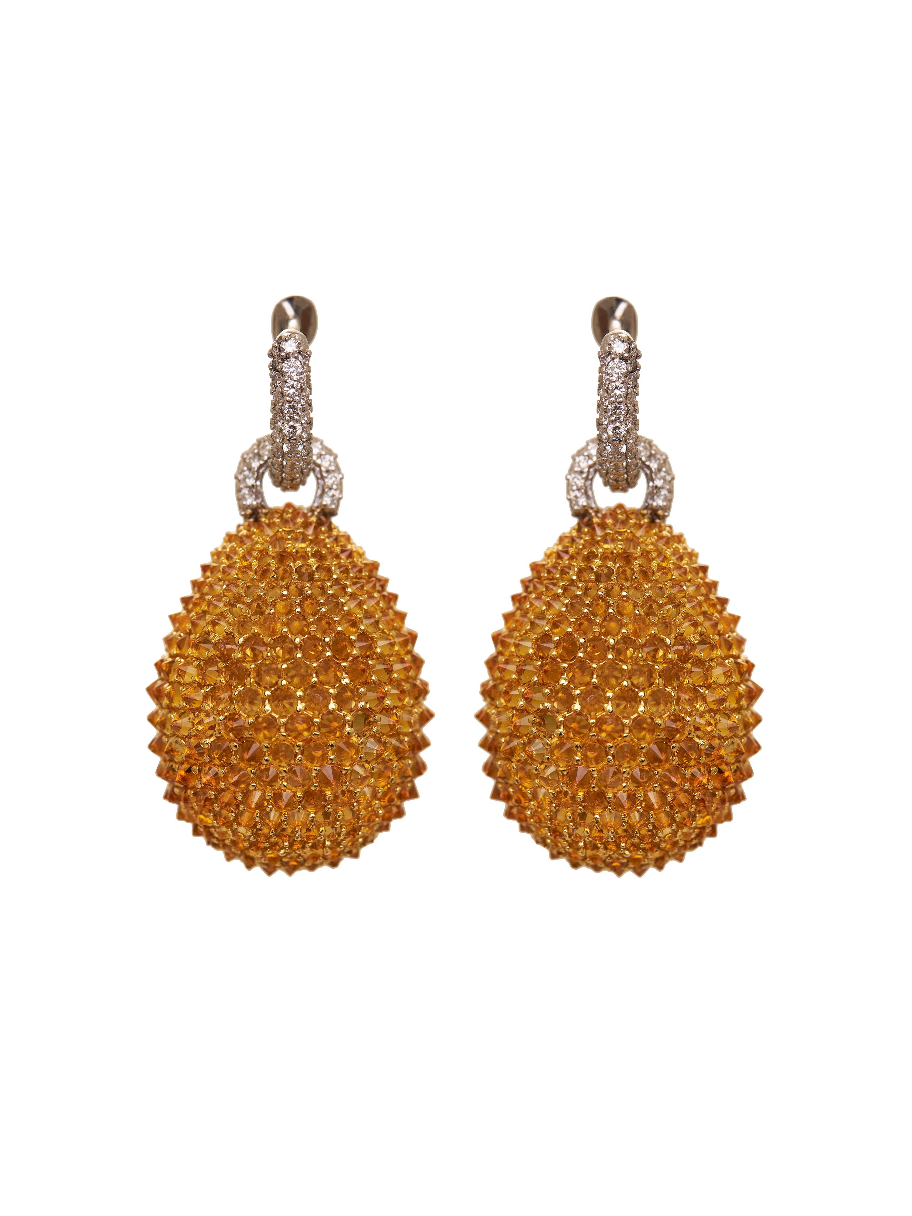 Inspirées par la traînée ardente d'une comète traversant le ciel nocturne, ces boucles d'oreilles en citrine sont une déclaration audacieuse de passion et de détermination. Chaque boucle d'oreille est ornée d'une éblouissante pierre précieuse, la
