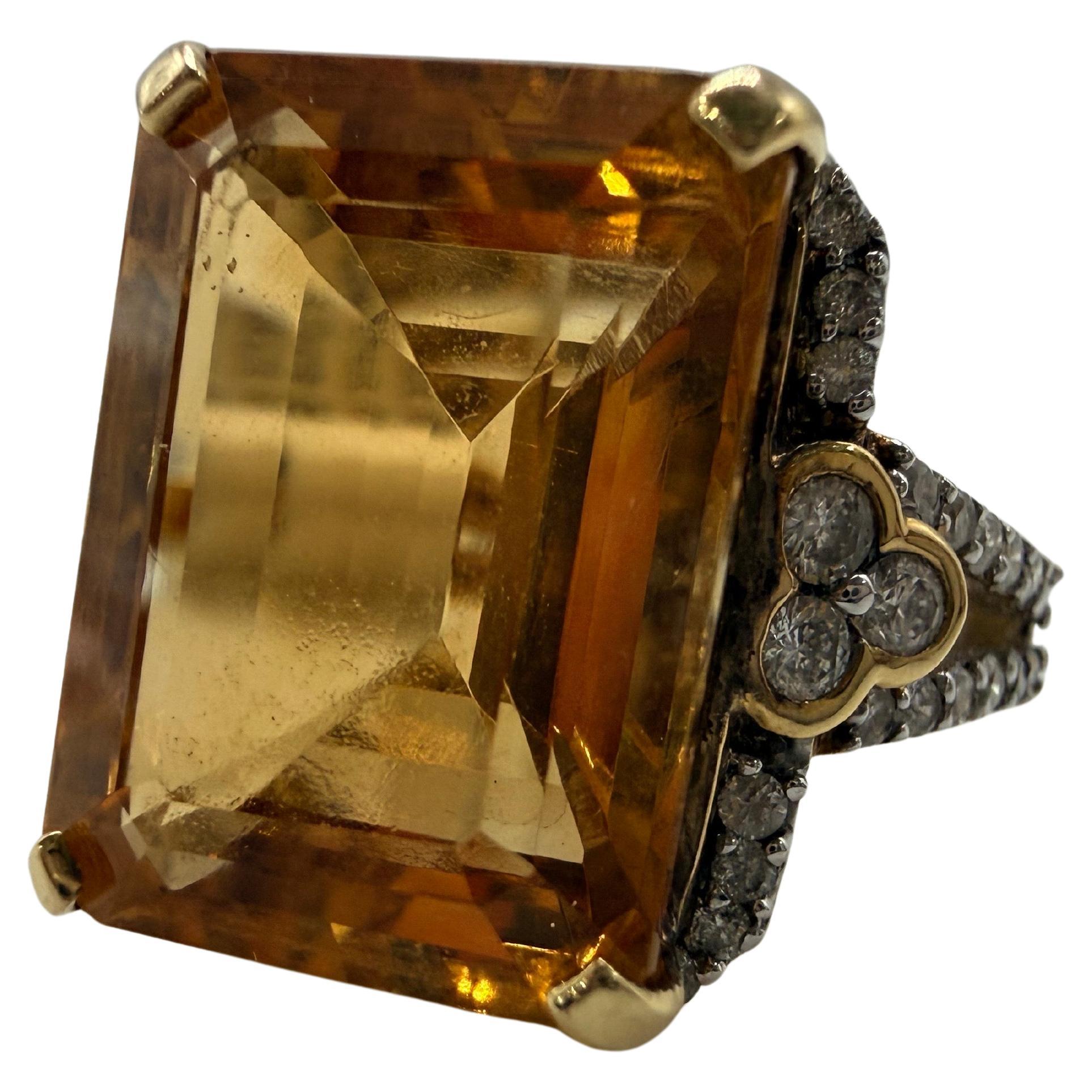 Bague cocktail citrine et diamant en or 18Kt, superbe citrine cognac pesant 10,92 carats et 0,78 carats de diamants Si clarity, G color. La bague est de taille 7 et peut être redimensionnée.

**Tous les articles quittent nos locaux avec un