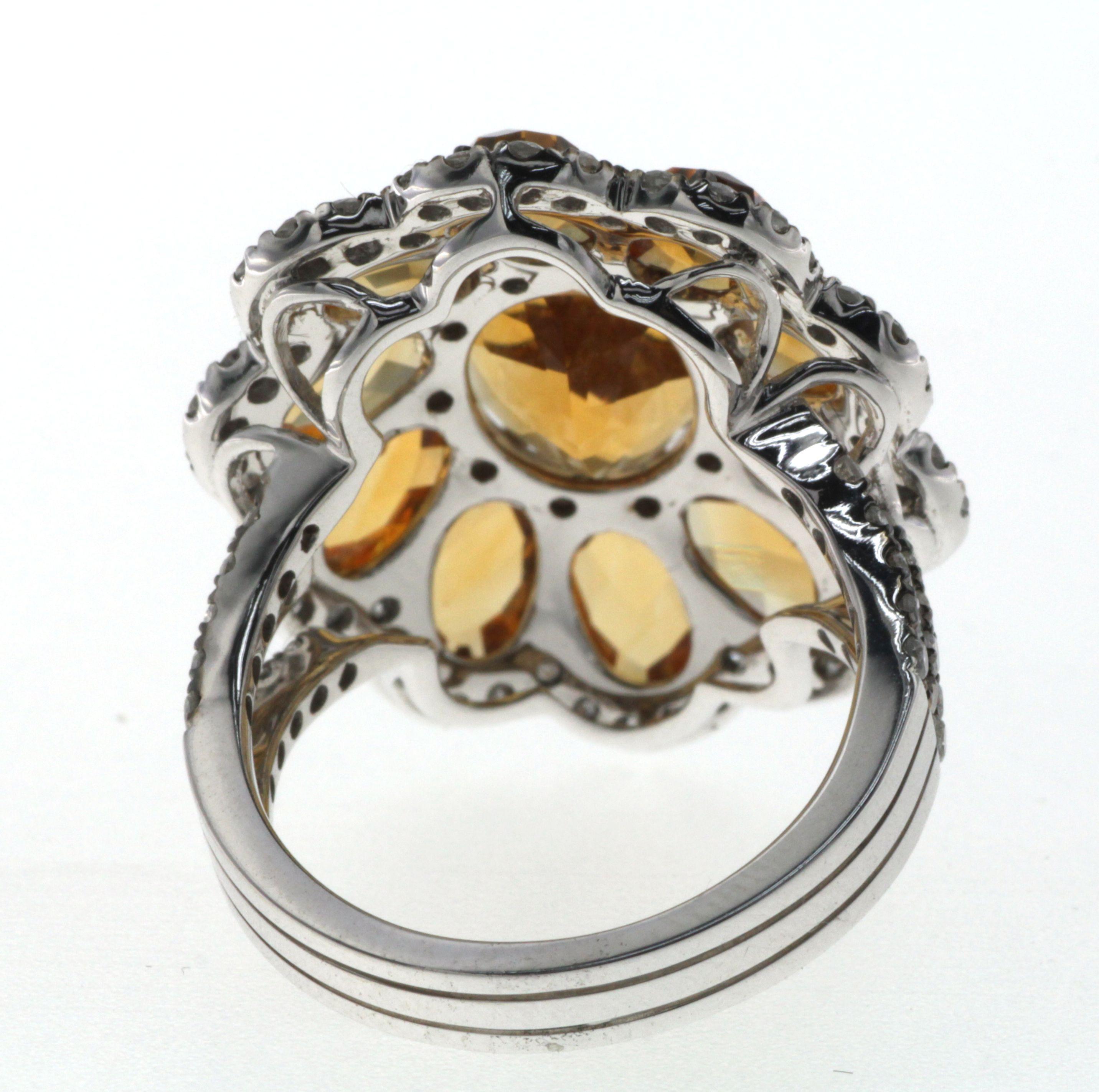Taille ovale Bague cocktail en or blanc 18 carats avec diamants et citrine