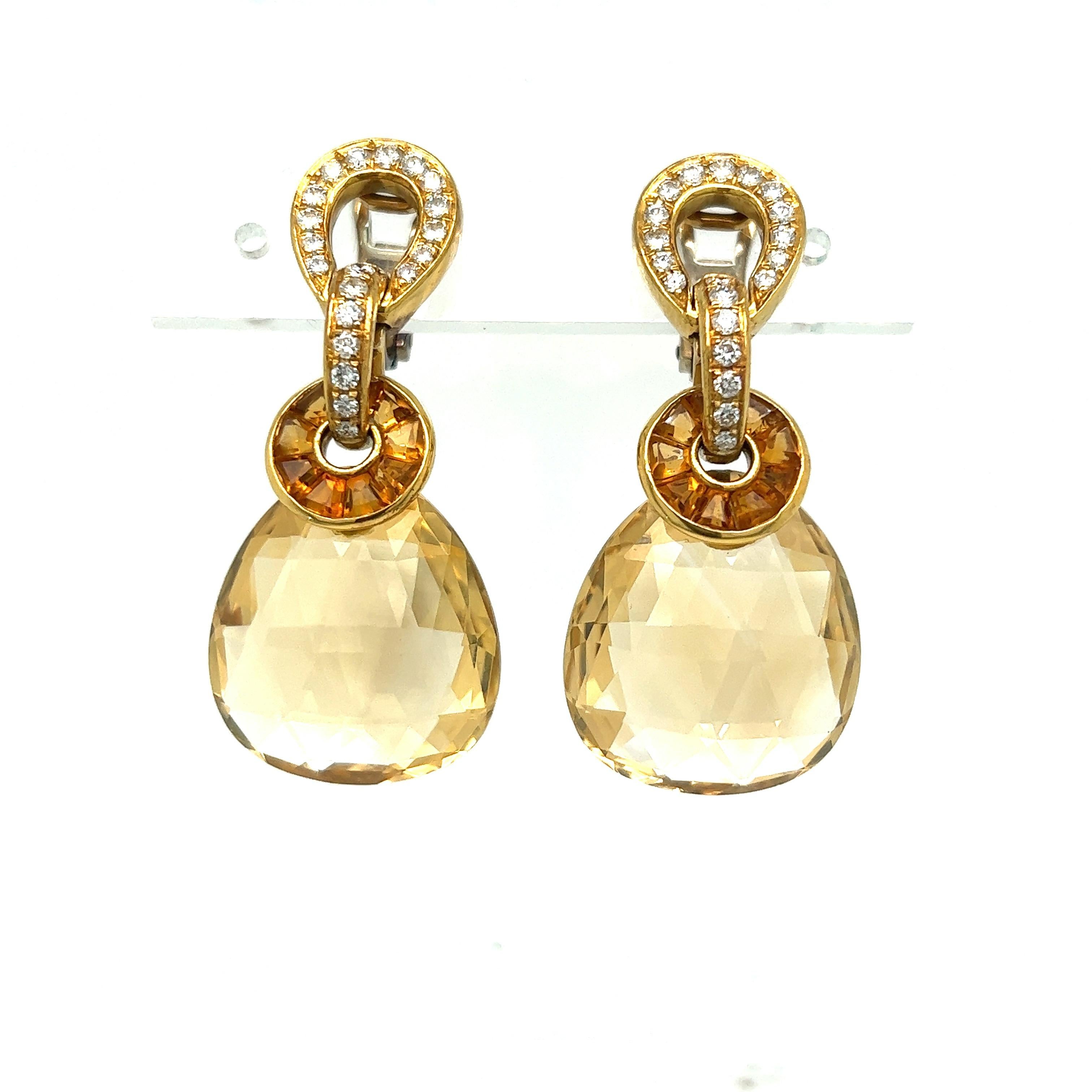 Citrine diamond dangling ear clips

Brilliant-cut diamonds of approximately 0.80 carat, 18 karat yellow gold; marked 750

Size: width 0.75 inch, length 1.75 dangling
Total weight: 22.0 grams