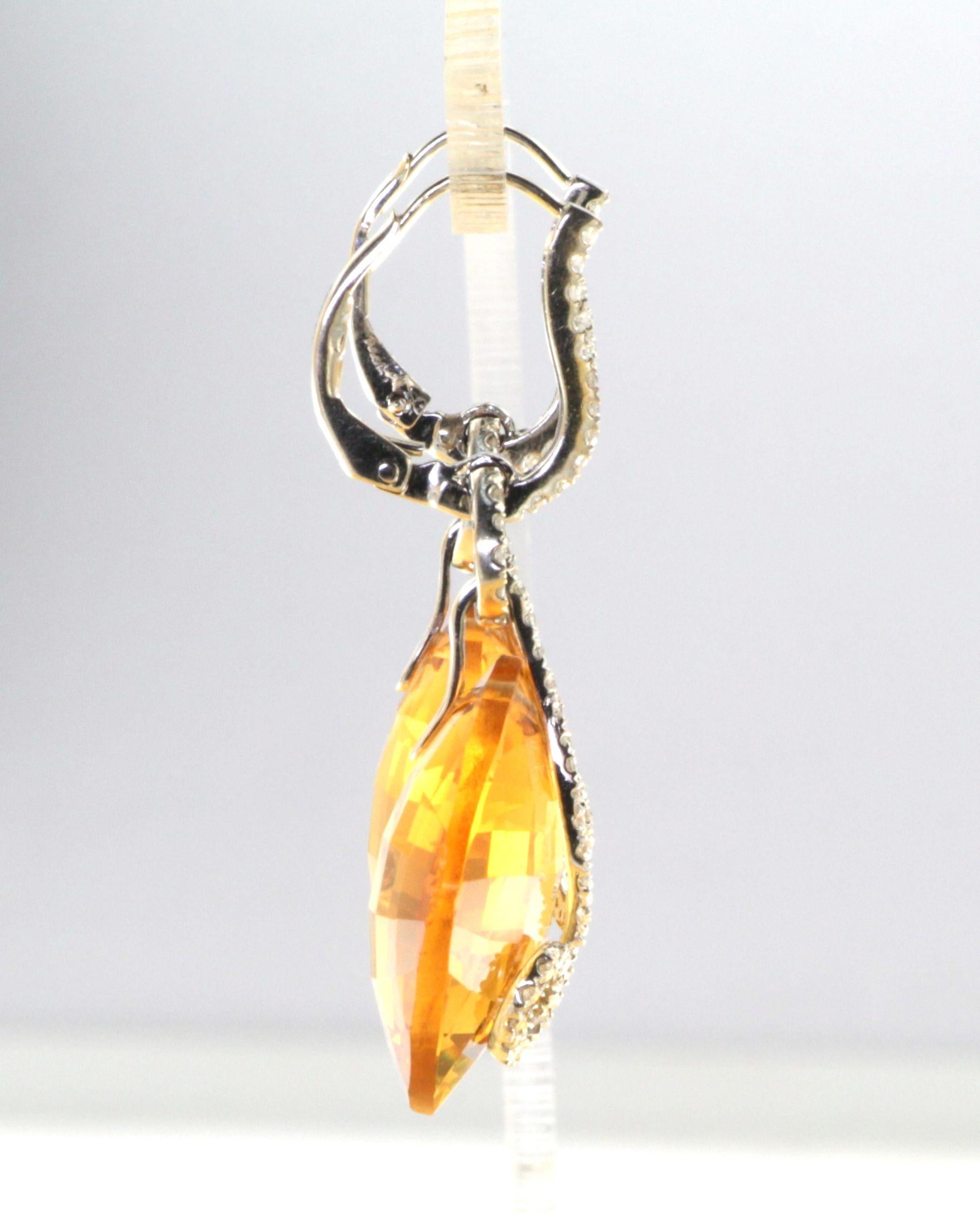 Questo orecchino presenta 2 citrini del peso di 36,91 carati, sulla cui sommità sono incastonati diamanti in filigrana. Questi orecchini combinano 0.80 carati di diamanti bianchi rotondi. Gli orecchini sono incastonati in oro bianco 18 carati.

Oro