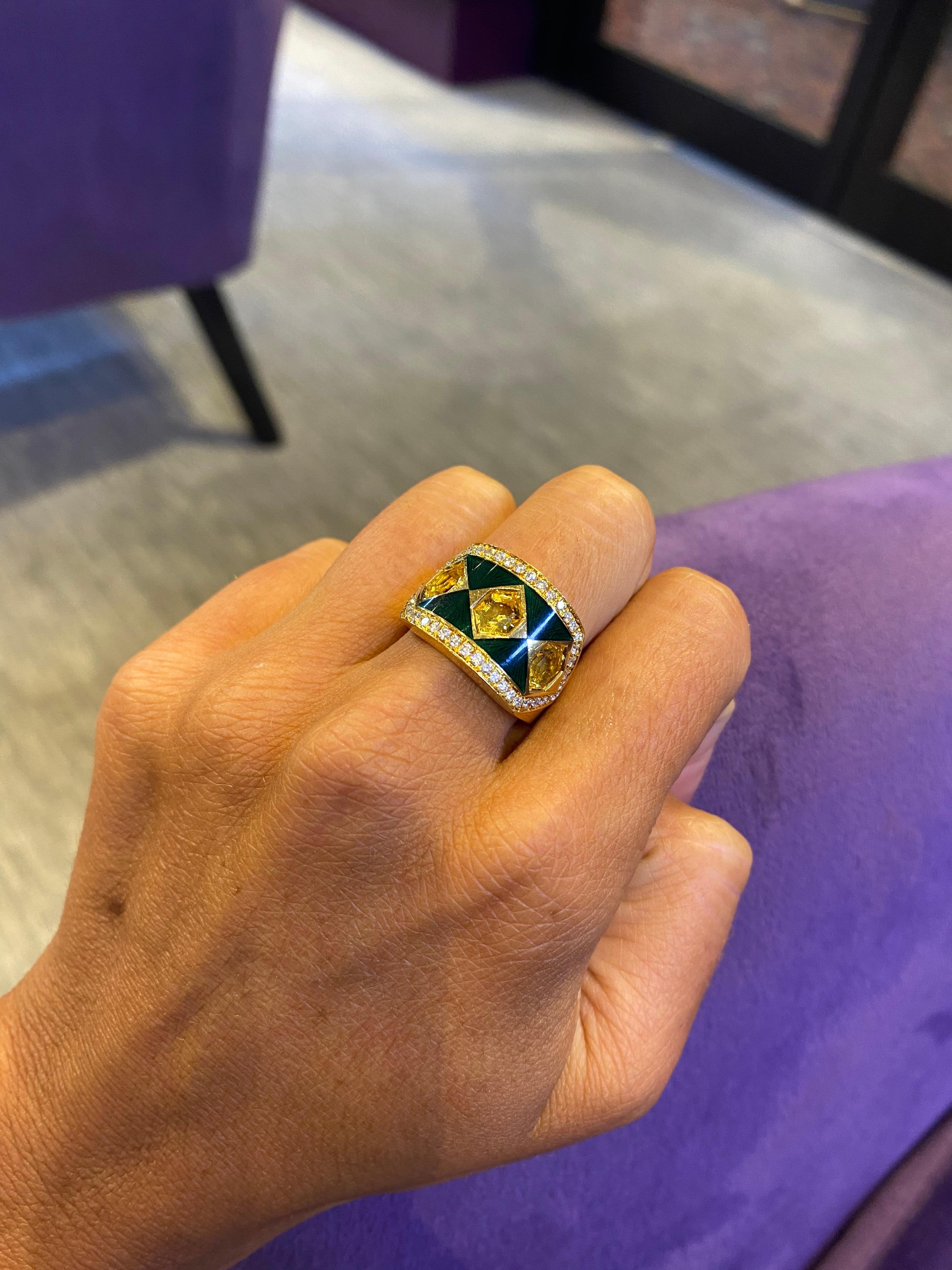 Anello Arlecchino con tre pietre e smalto Citrino e Diamante 

Anello in oro 18 carati con smalto verde e 3 citrini a taglio ottagonale incorniciati da 44 diamanti rotondi

Misura dell'anello: 6.25