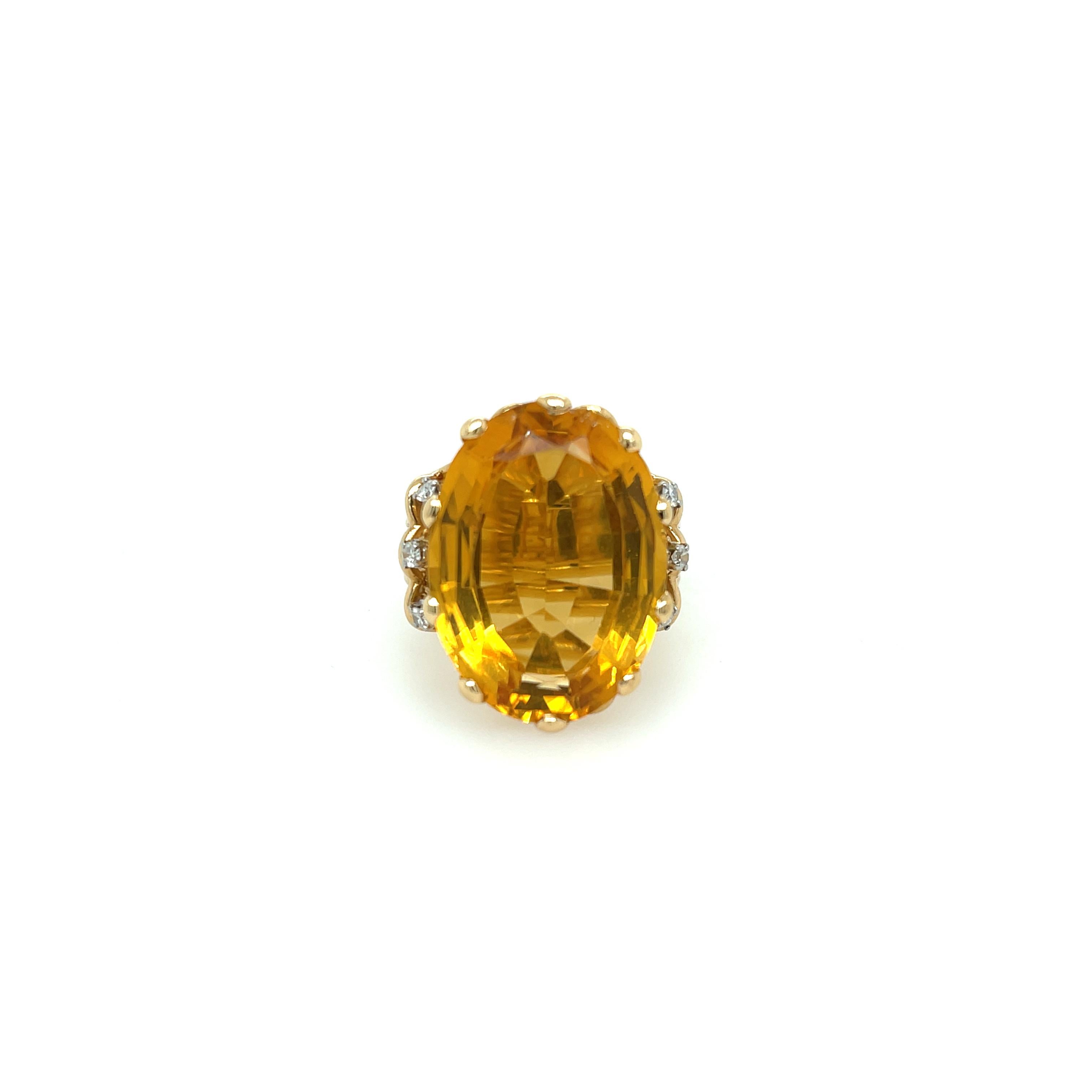 Bague en or jaune 14K avec citrine et diamant. La bague est ornée d'une citrine de taille ovale d'environ 18,5ct et de 6 diamants ronds (0,15ctw apprx). 
Bague taille 6.5
14,4 grammes
