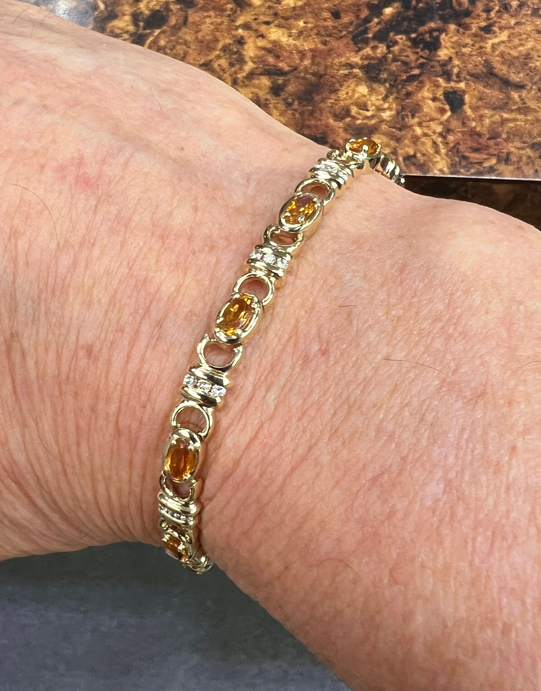 Bracelet en or jaune avec citrine et diamant, Circa 1990.

Le bracelet en or jaune avec citrine et diamant, datant des années 1990, est un exemple remarquable de l'utilisation des pierres précieuses dans la conception des bijoux de l'époque.  La
