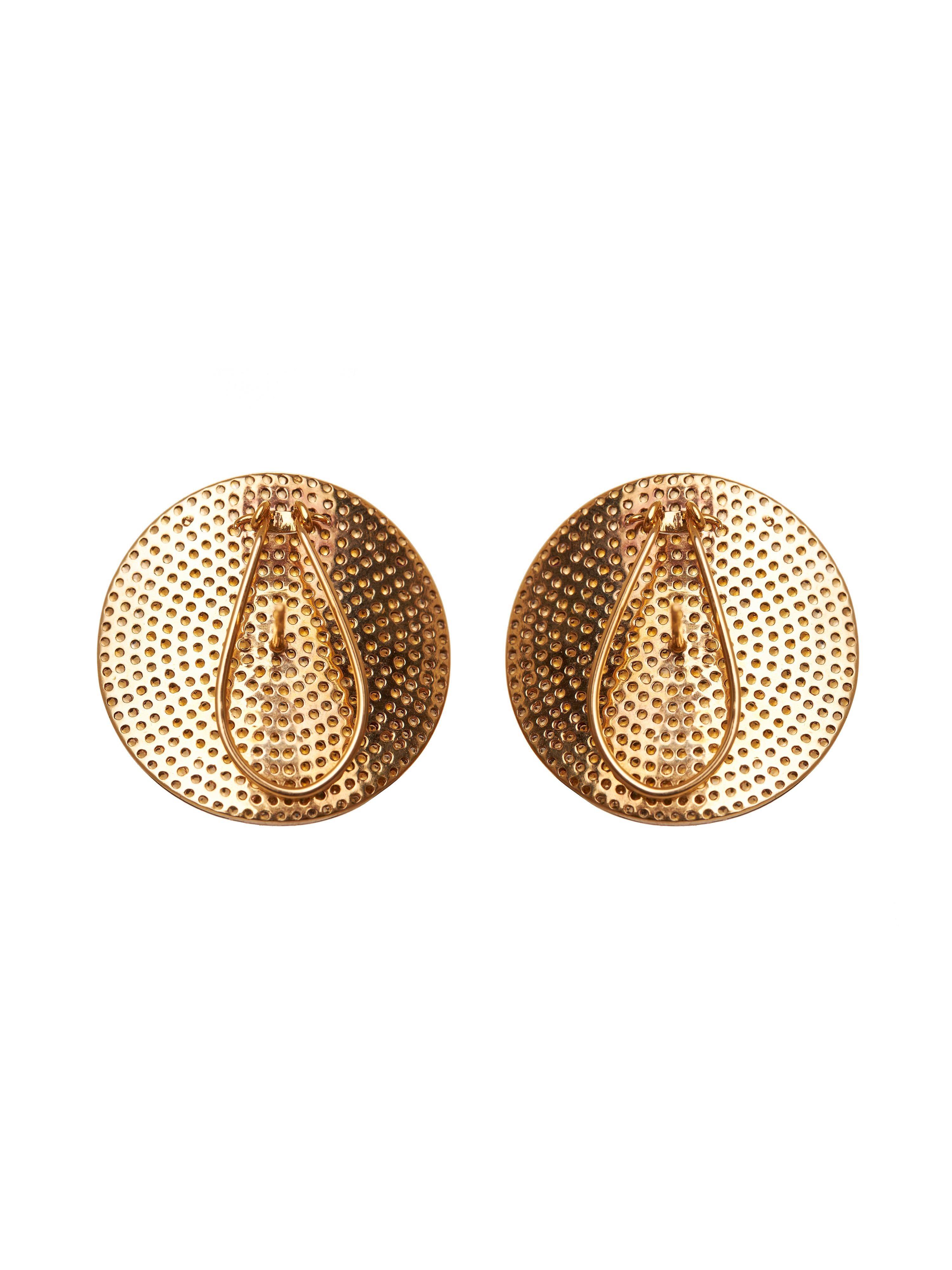 Rayonnant de l'influence expansive et bienveillante de Jupiter, ces boucles d'oreilles en citrine en forme de disque de la collection Akasa symbolisent la croissance, la prospérité et la sagesse. Leur éclat vibrant incarne l'essence de Jupiter,