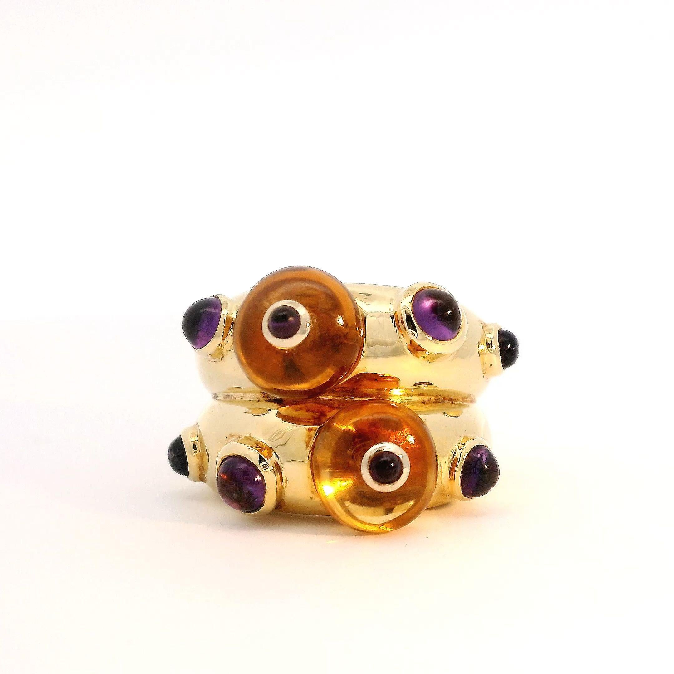Questo magnifico anello con citrino e ametista è un pezzo unico di gioielleria artigianale che si aggiunge a qualsiasi collezione di accessori. Realizzato in oro giallo 18 carati, presenta due perle di citrino sapientemente tagliate. Tra ogni