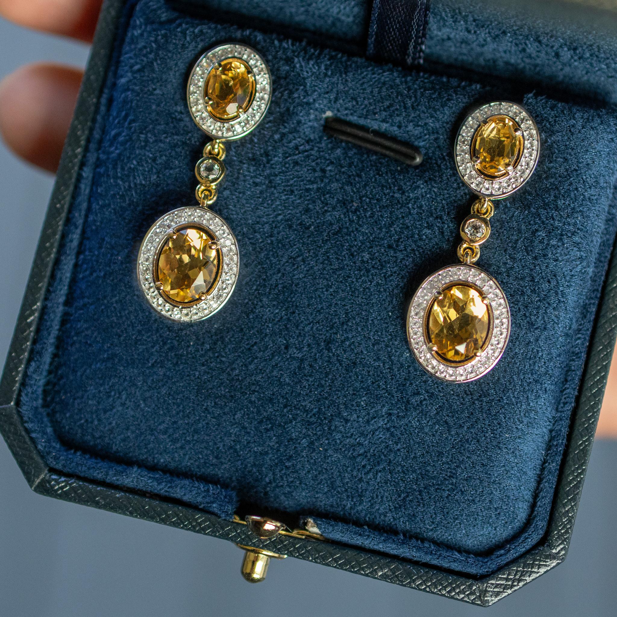 Il est accompagné d'une évaluation gemmologique par la GIA (GG/AJP).
Toutes les pierres précieuses sont naturelles
4 Citrines ovales = 5 Carats
110 Topazes blanches rondes = 0.70 Carats
Métal : argent sterling plaqué or jaune 18K
Dimensions : 37 x