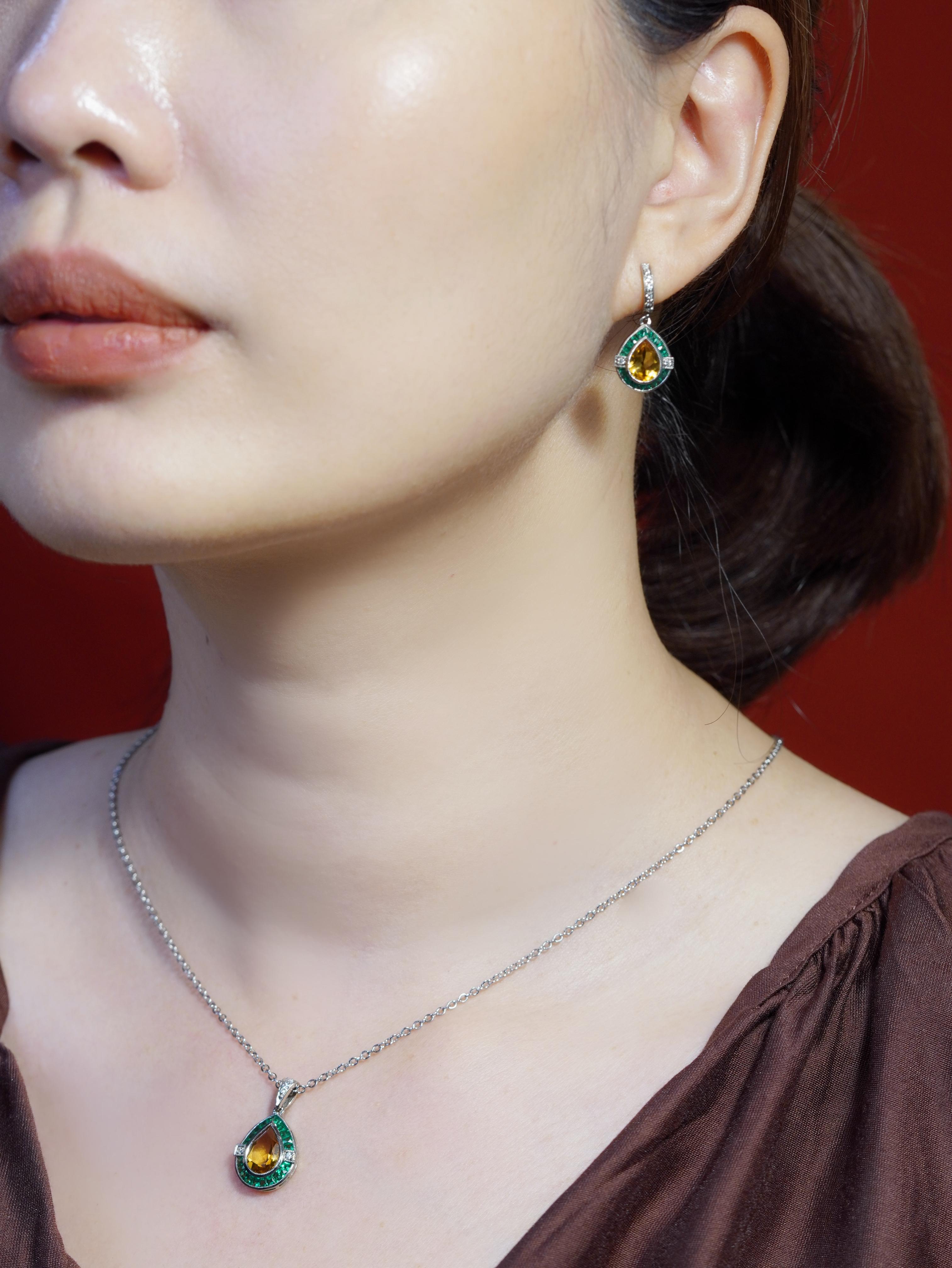 Une citrine en forme de poire en son cœur, magnifiquement encadrée par des émeraudes vibrantes et des diamants étincelants. Inspirée par l'élégance de l'Art déco, la combinaison de couleurs riches et d'un design géométrique en forme de goutte crée