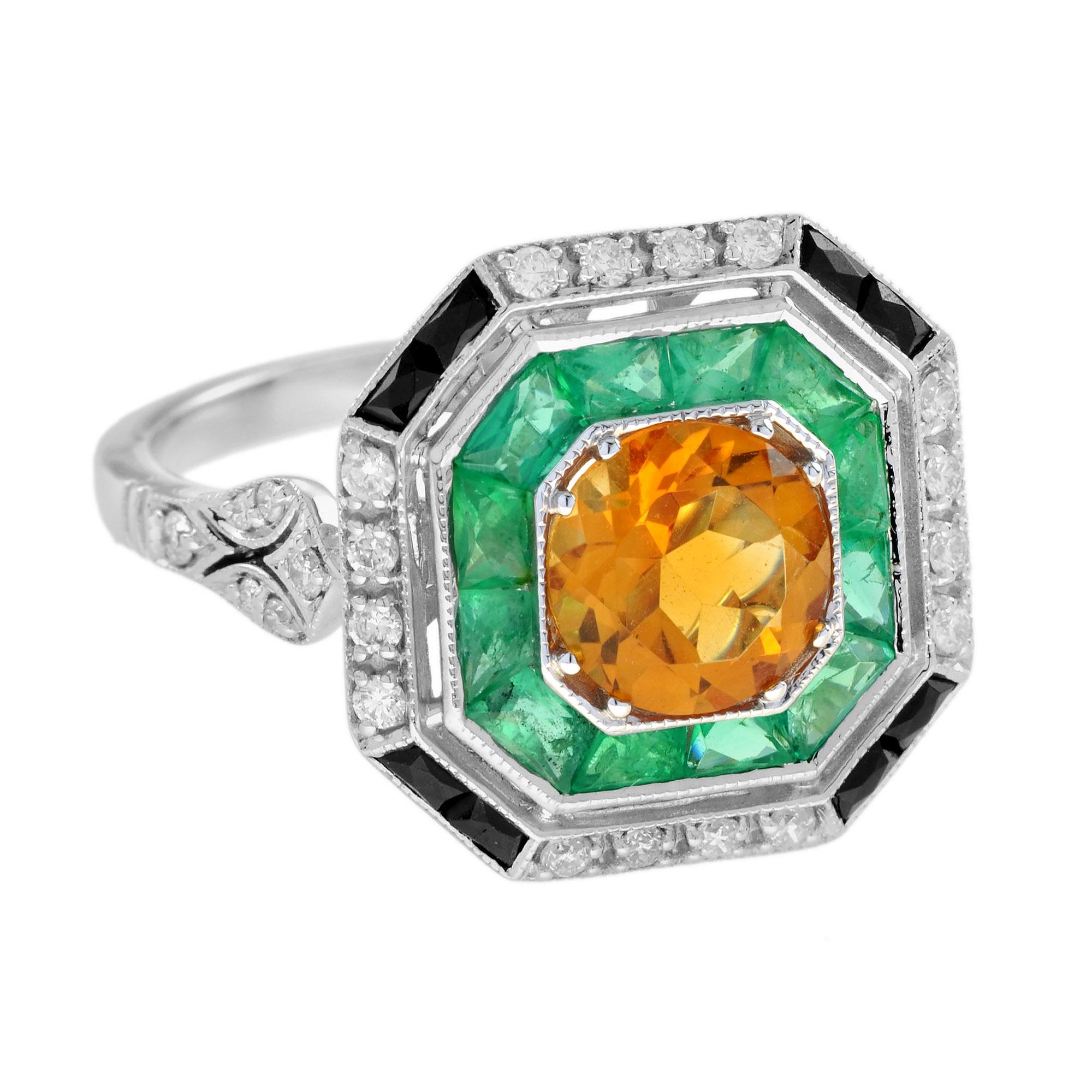 In der Mitte leuchtet ein goldener, runder Citrin, der von eleganten Zacken gehalten wird, während ein lebendiger Halo aus Smaragden im französischen Schliff einen üppigen Farbakzent setzt. Der markante Rahmen aus glattem Onyx und glitzernden