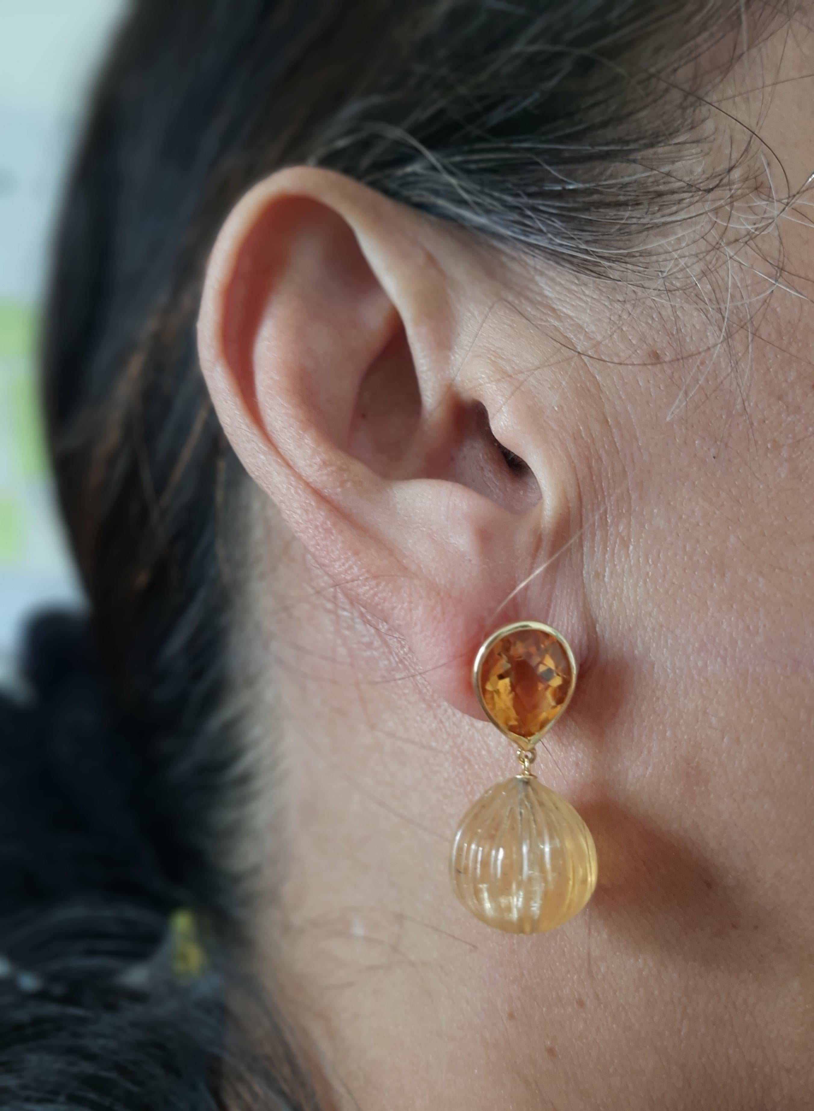 Einfach schick  Ohrringe mit einem Paar facettierter birnenförmiger Citrine der Größe 10 x 12 mm, gefasst in massivem 14-karätigem Gelbgold auf der Oberseite und 2 runden Tropfen aus echtem Citrin, geschnitzt  12 mm Durchmesser an der