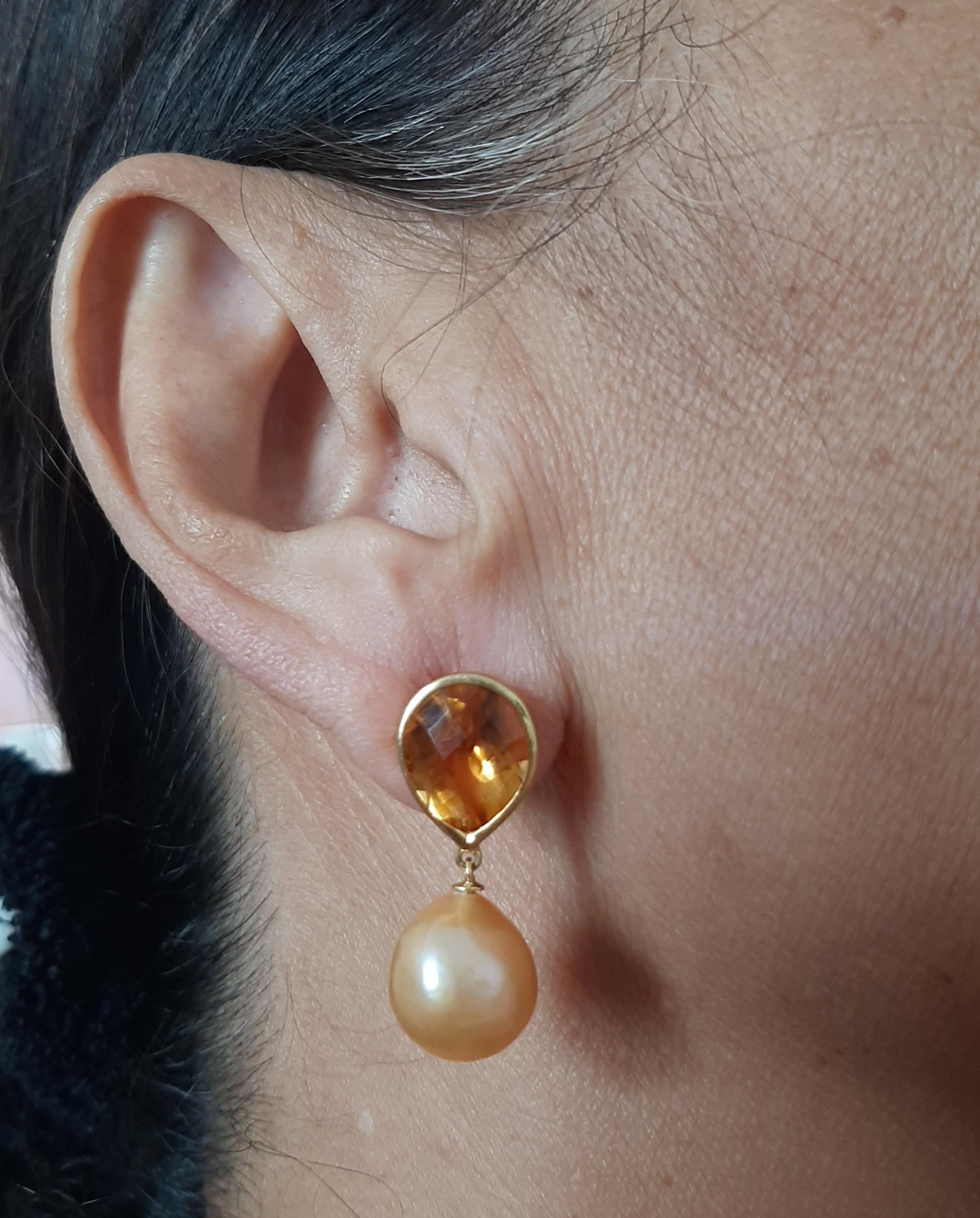 Einfach schick  Ohrringe mit einem Paar facettierter birnenförmiger Citrine der Größe 10 x 12 mm, gefasst in massivem 14-karätigem Gelbgold auf der Oberseite und 2  Barocke natürliche goldfarbene Perlen aus  12 mm Durchmesser an der