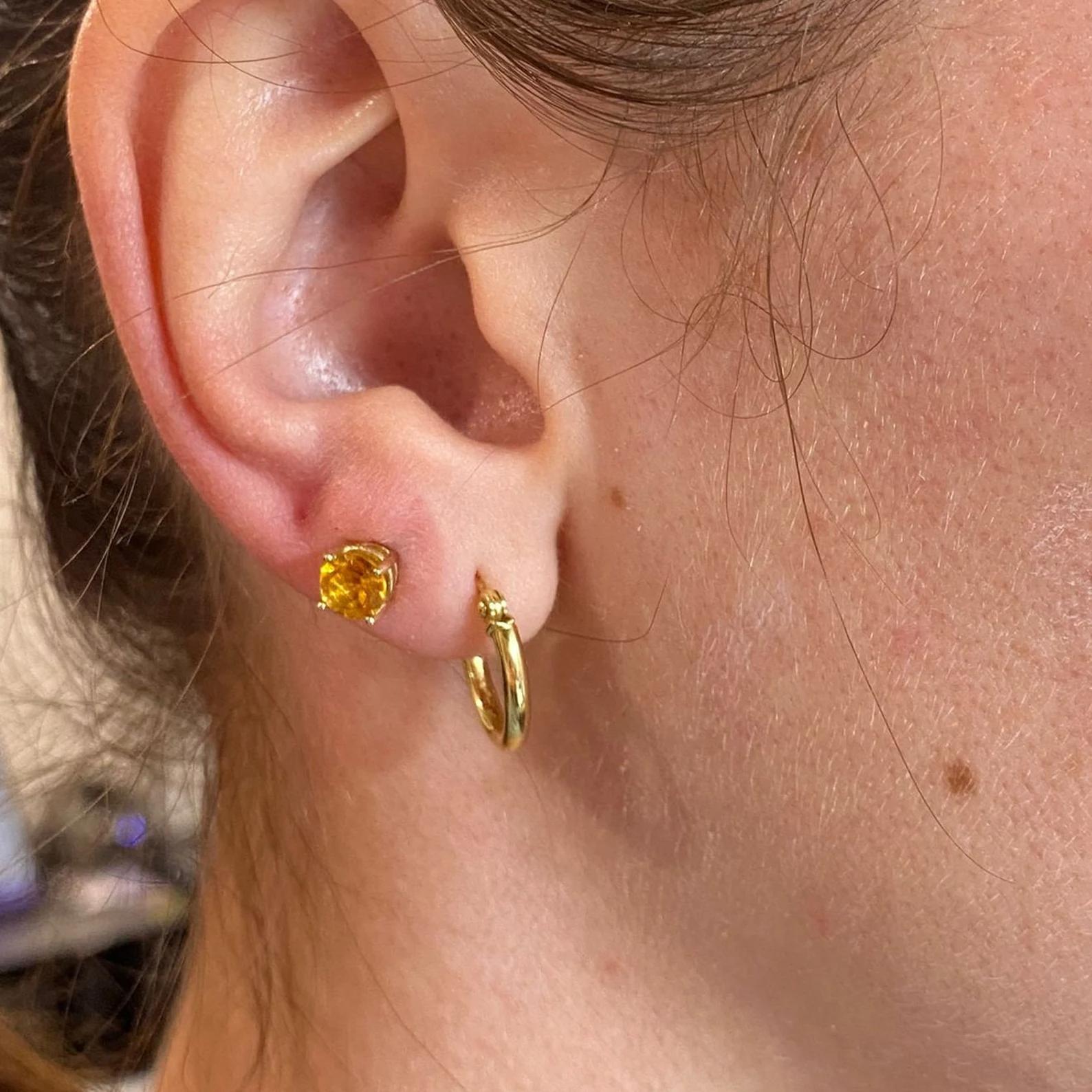 Clous d'oreilles solitaires à quatre griffes en or massif 14 carats rond 5 mm en vente 1