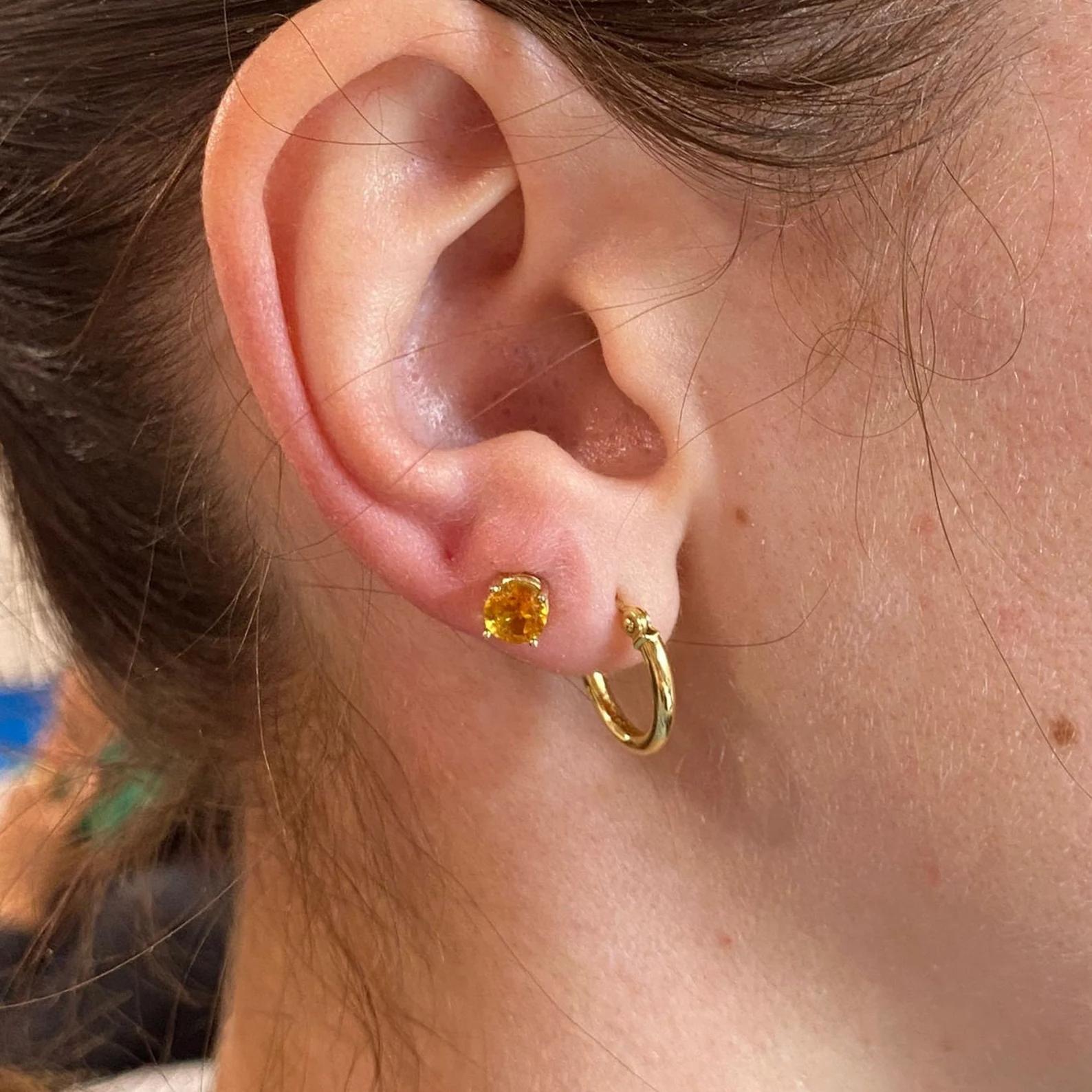 Clous d'oreilles solitaires à quatre griffes en or massif 14 carats rond 5 mm en vente 2