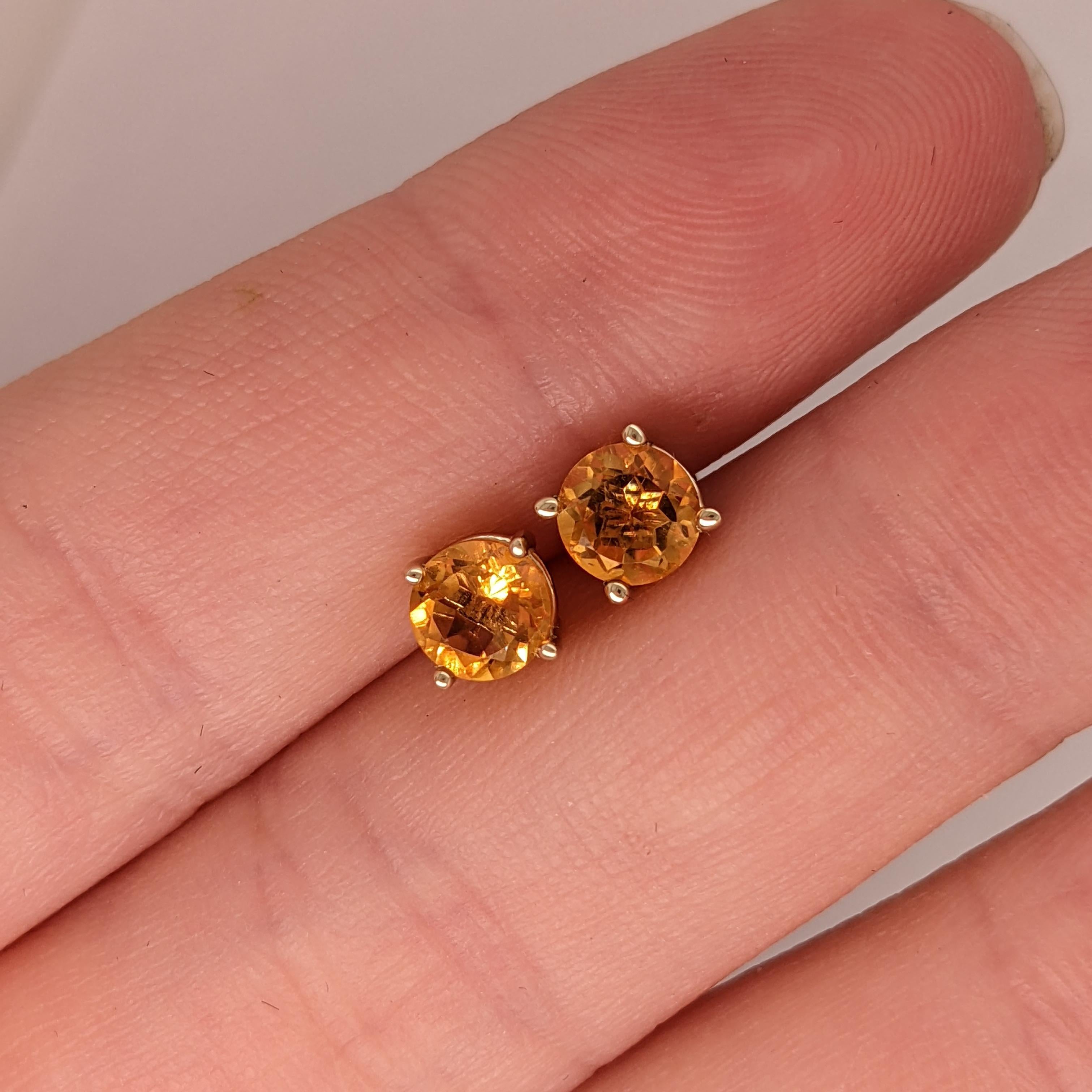Elégants clous d'oreilles solitaires ronds en citrine en or massif 14K. Les pierres précieuses citrines rayonnent de chaleur et d'éclat dans ces boucles d'oreilles. La fermeture arrière sécurisée assure un port confortable tout au long de la