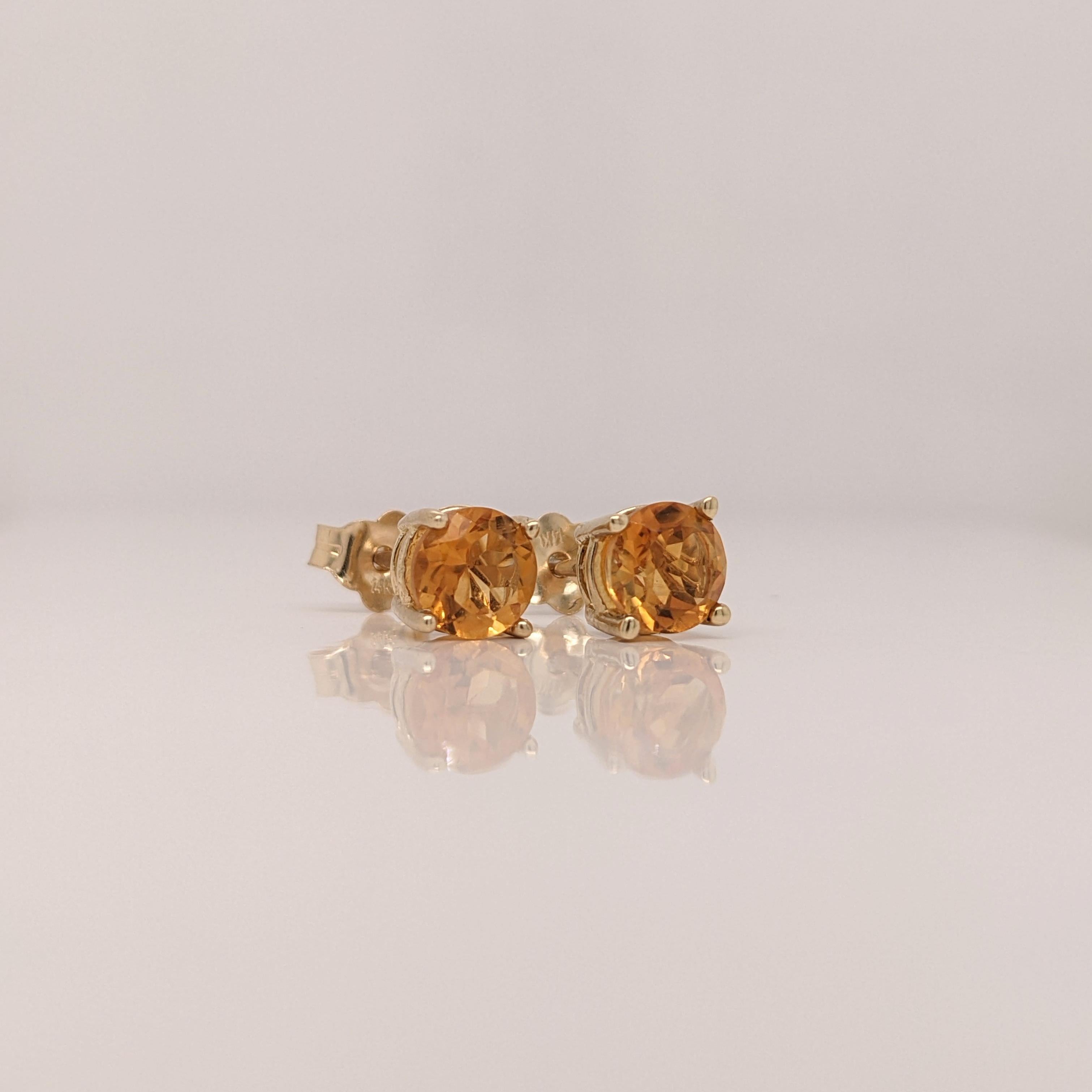 Moderne Clous d'oreilles solitaires à quatre griffes en or massif 14 carats rond 5 mm en vente