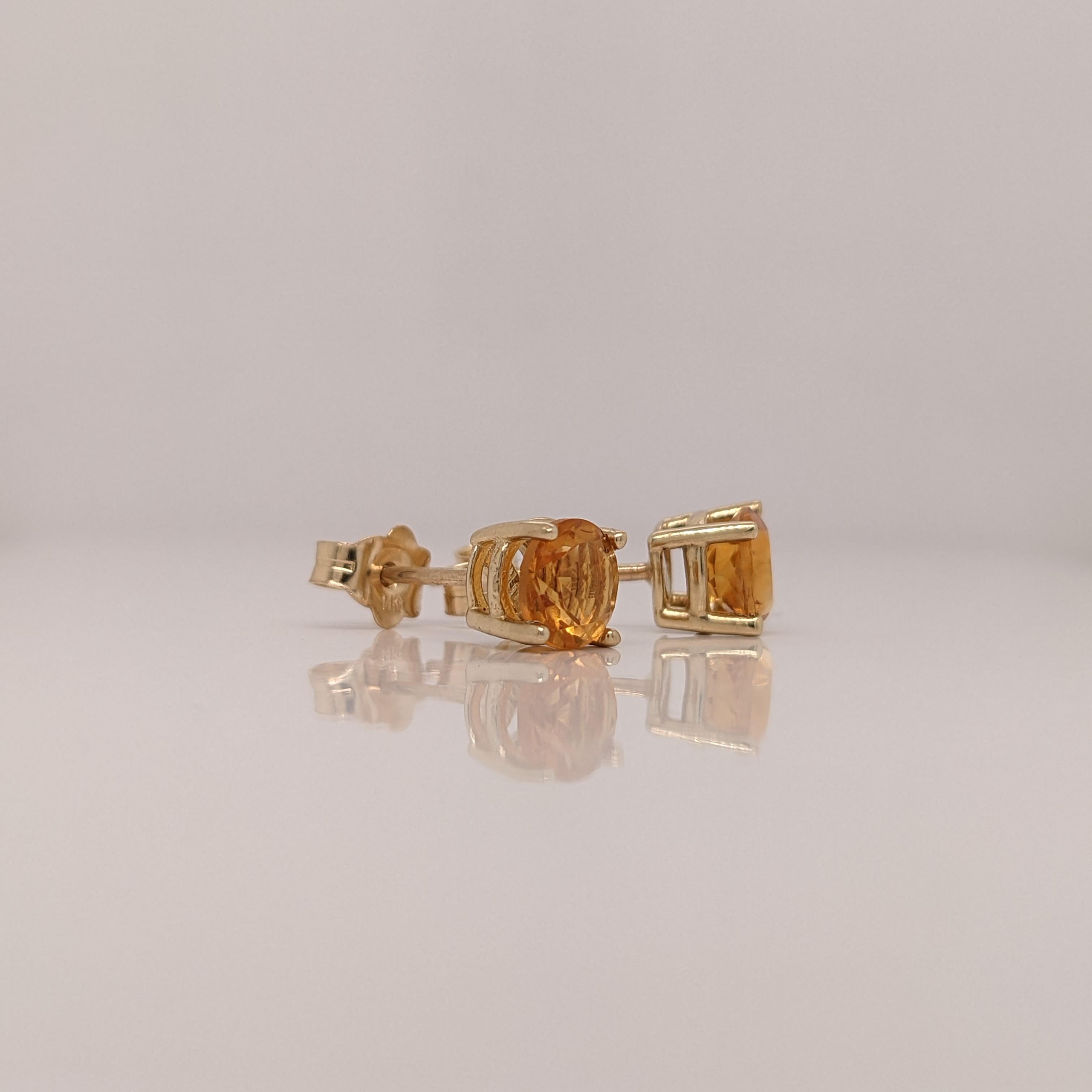 Taille ronde Clous d'oreilles solitaires à quatre griffes en or massif 14 carats rond 5 mm en vente
