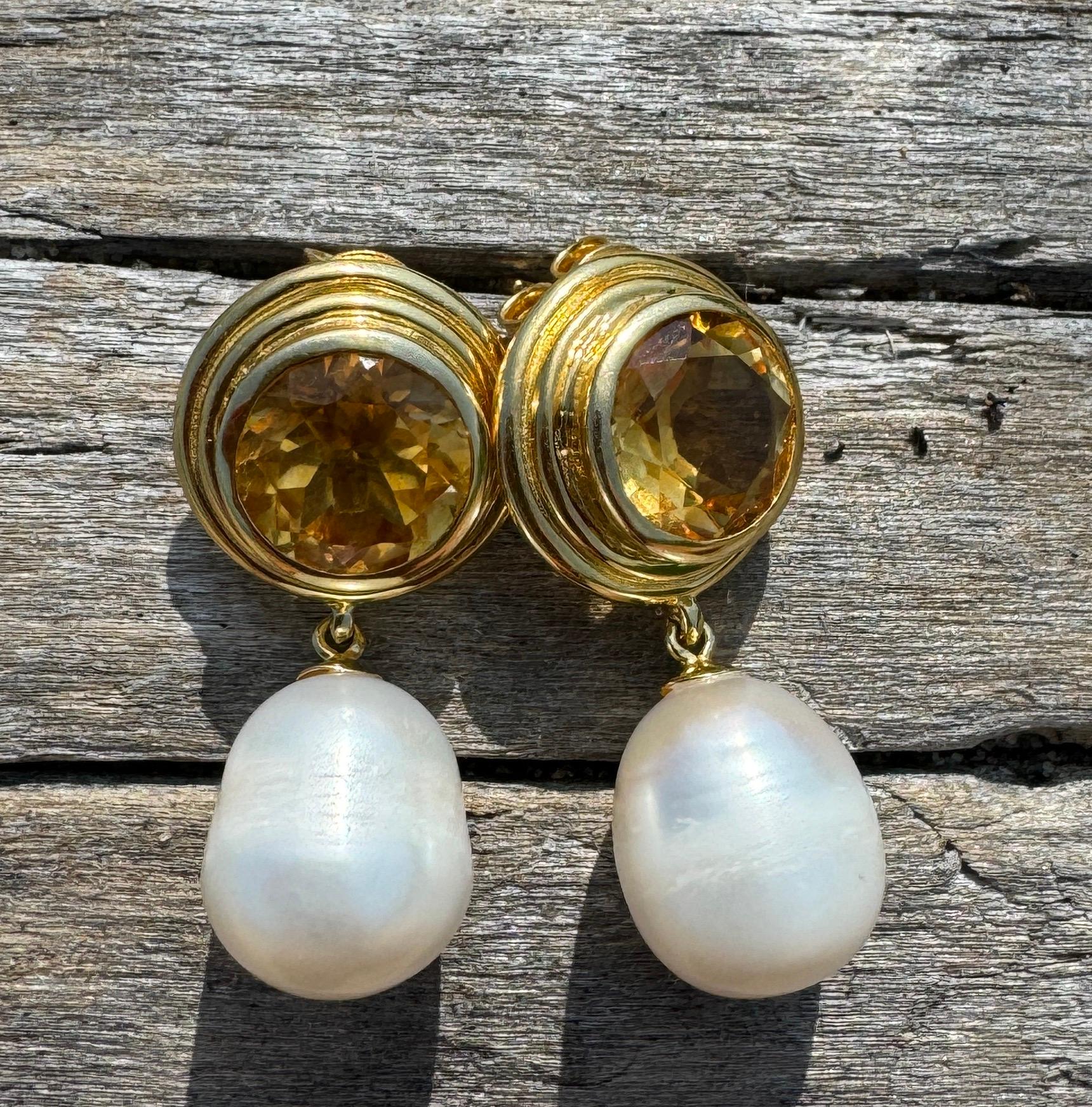 Taille ronde Boucles d'oreilles pendantes en plaqué or avec citrine et perles d'eau douce en vente
