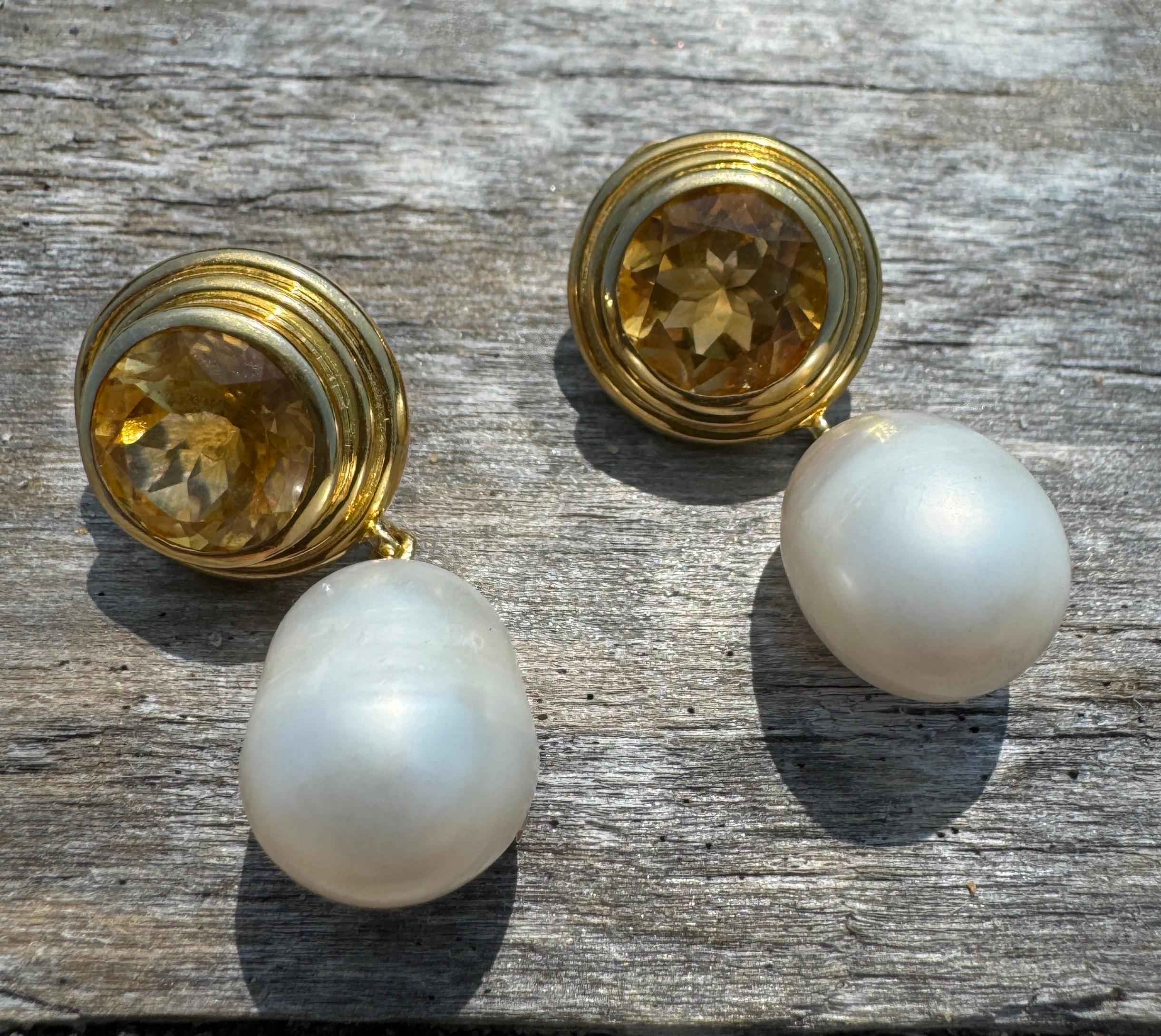 Boucles d'oreilles pendantes en plaqué or avec citrine et perles d'eau douce Neuf - En vente à New York, NY