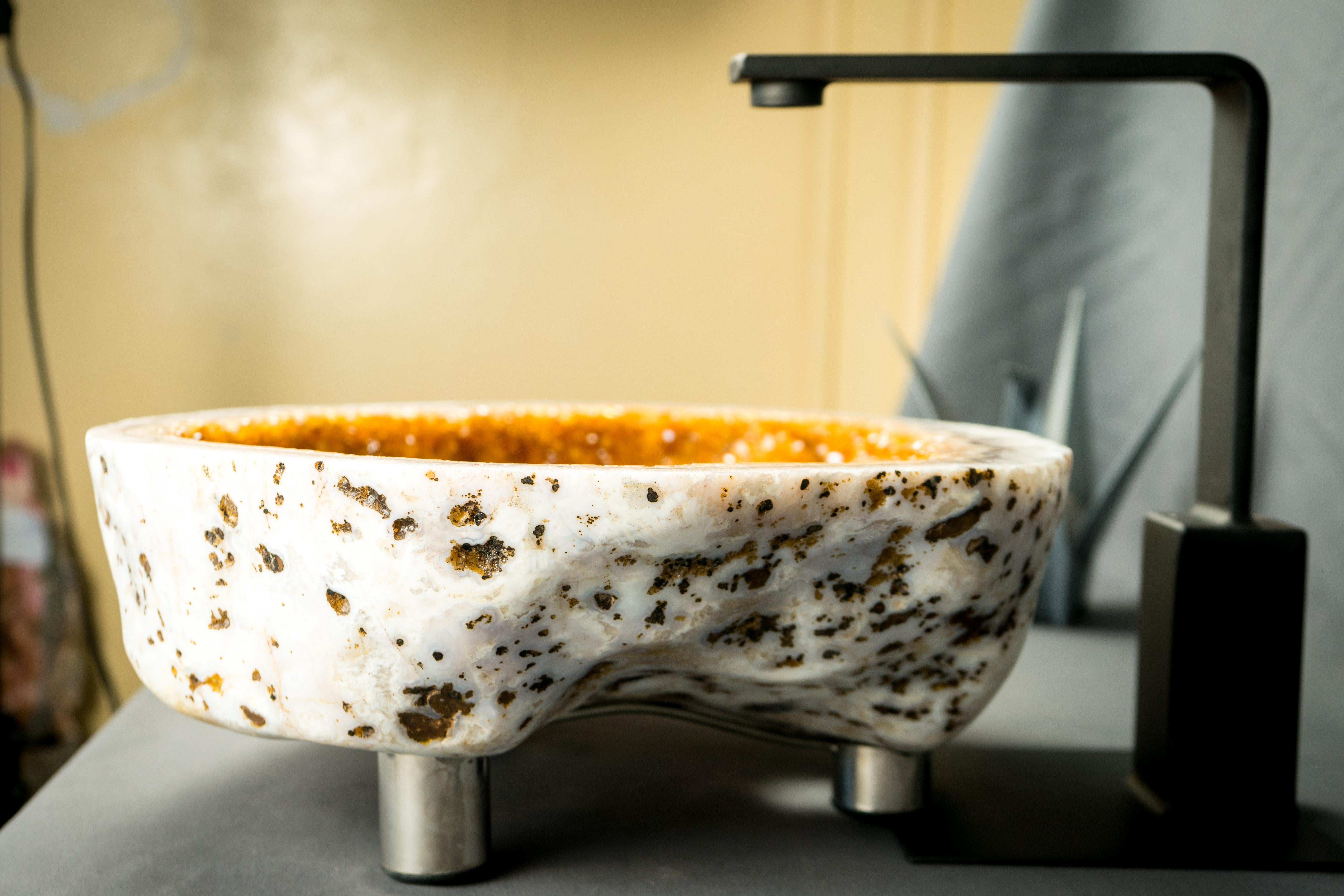 Citrin Geode Waschbecken mit Druzy Kristalle - Hochwertige Citrin Stein für Luxus-Bad Dekor

▫️ Beschreibung ▫️

Diese wunderschöne Citrin-Geode hat einen tiefen Orangeton und ist von einer weißen, polierten Außenschicht umgeben. Dieser hochwertige