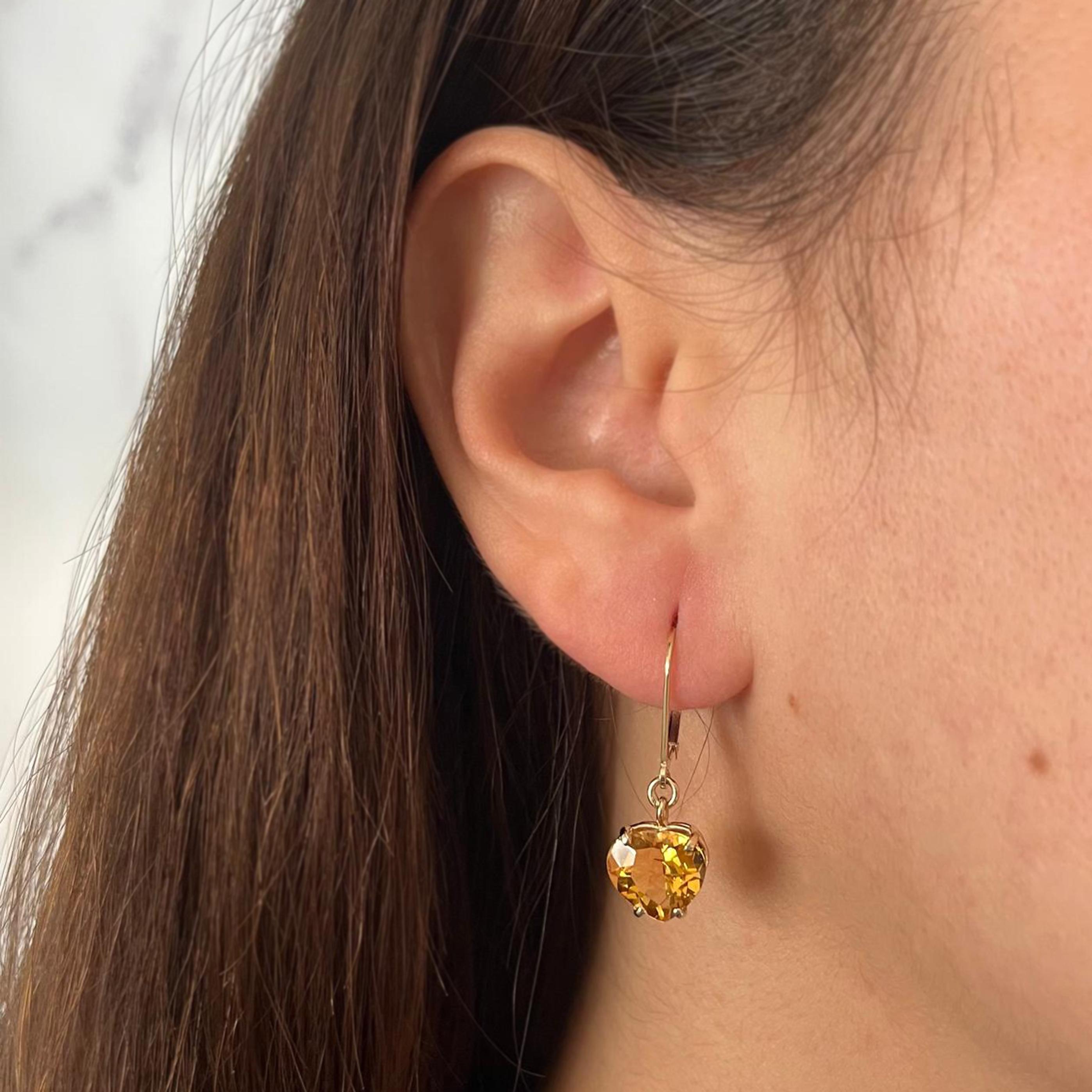 Orecchini pendenti in oro giallo 14 carati con 2 Citrini a forma di cuore da 10 mm incastonati su un filo francese con chiusura a cerniera. Il peso finito è di 3,3 grammi.