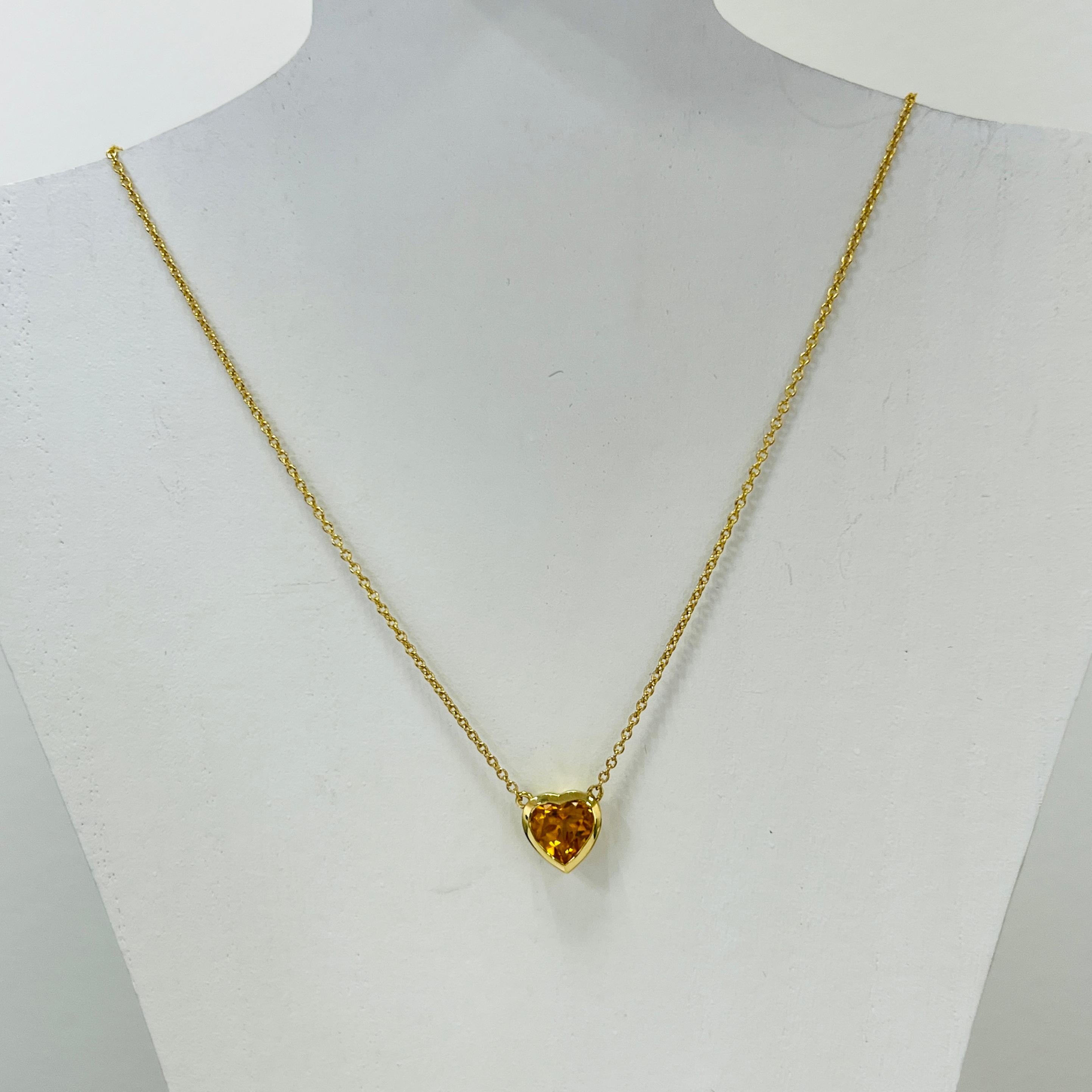 Preciosa forma de corazón de citrino de 1,60 ct. en un bisel de oro amarillo de 18k hecho a mano.  La longitud total es de 16,5