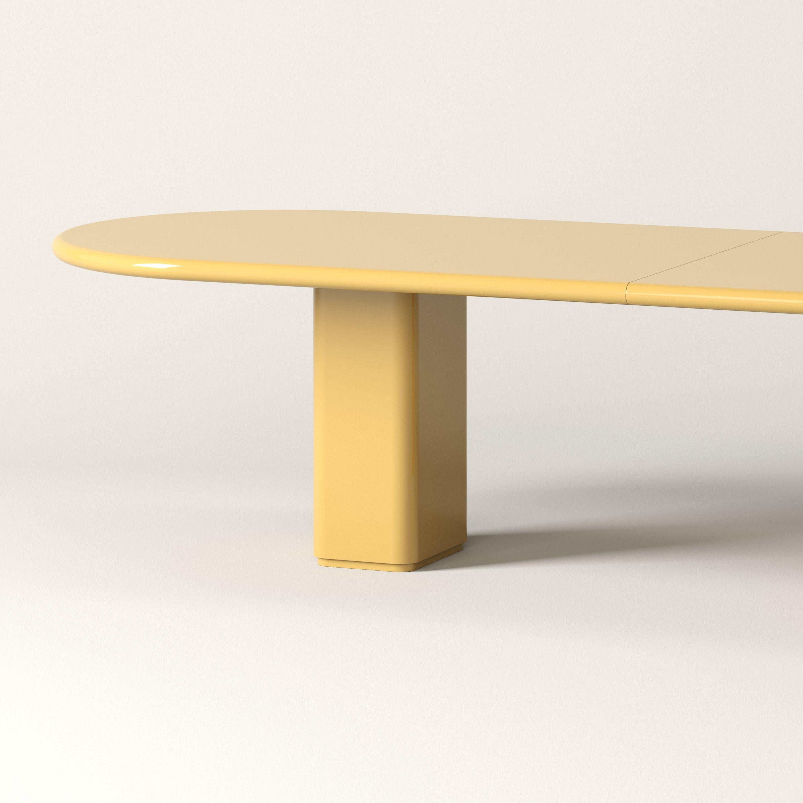 Questo generoso tavolo da pranzo è definito da una silhouette liscia e monolitica e da bordi morbidi e scultorei. La finitura laccata lucida conferisce profondità e luminosità alla tonalità citrina, mentre le due solide basi a colonna garantiscono