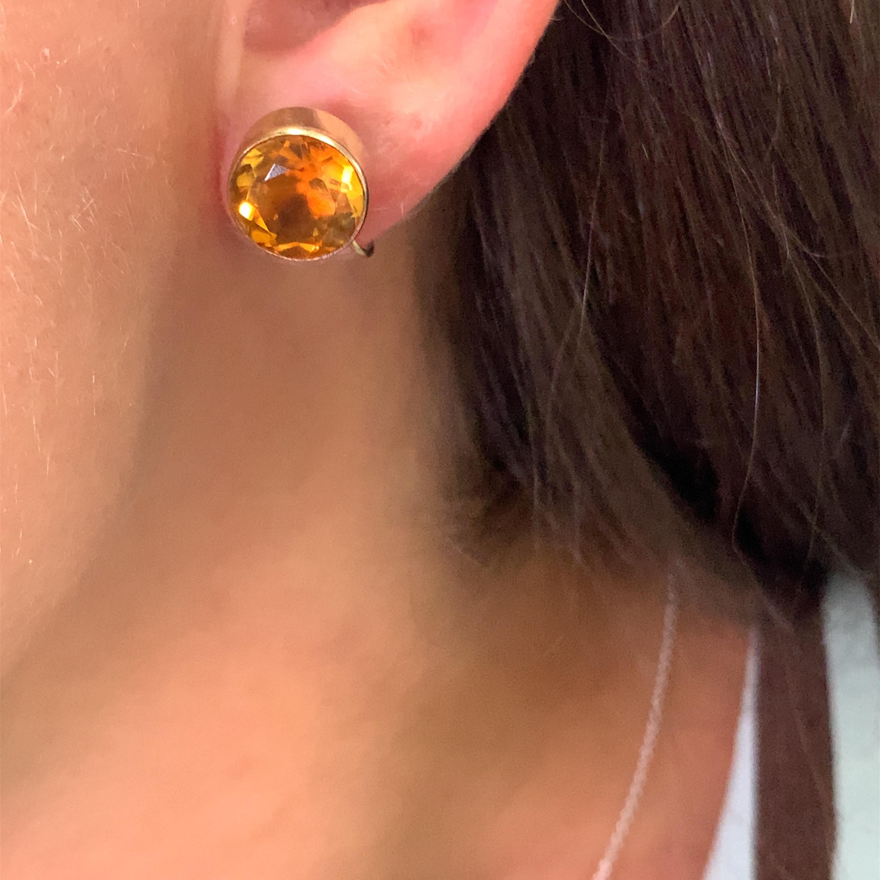 
5,00ct Citrin rund Lünette Ohrstecker in 9ct Gelbgold antik.

Große Citrin-Edelstein Orange lebendige Farbe rund geformt leverback Ohrringe in 9k Gelbgold.

5,00ct natürlicher Citrin großer Edelstein natürlich unbehandelt

Gewicht 4,8 g

Ohrstecker