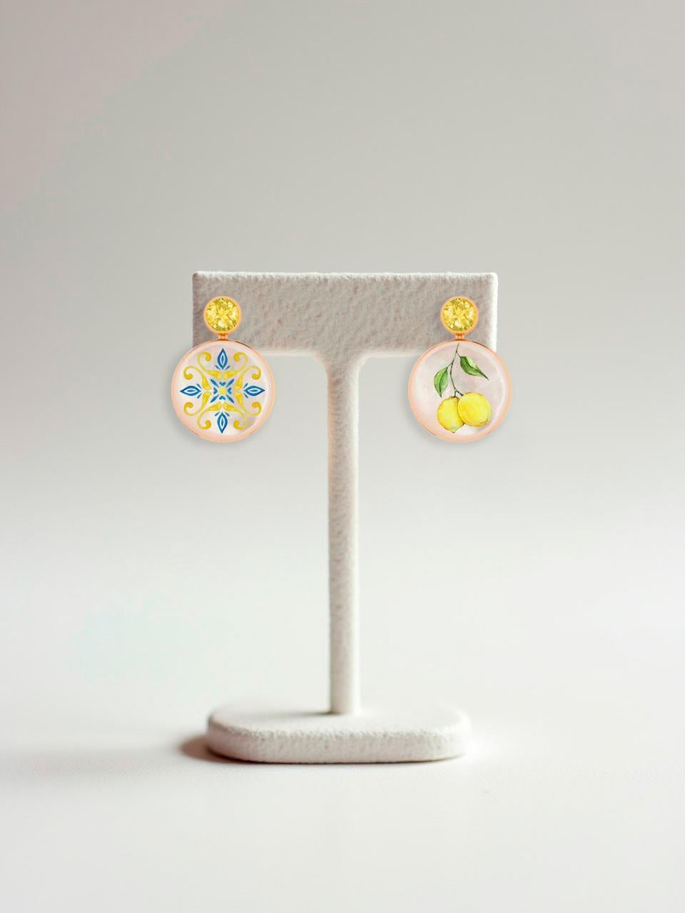 Orecchini con conchiglia di madreperla con citrino, ornamento mediterraneo e disegno di limone. Vernice disadattata fatta a mano  Orecchini a conchiglia con citrino. Orecchini a perno da sposa per matrimonio in spiaggia Orecchini da spiaggia con