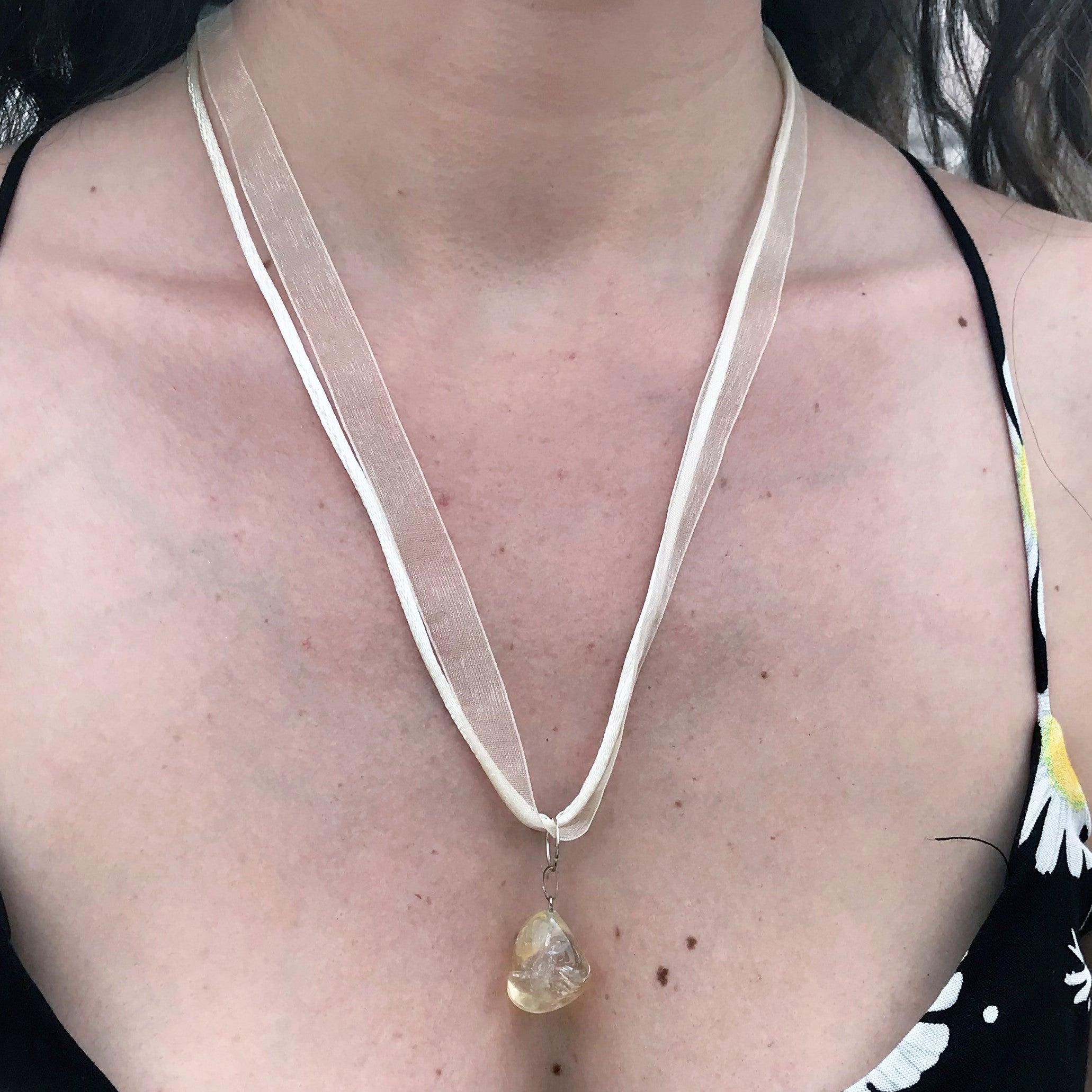 Questa collana di citrino riflette la gloria del sole attorno al tuo collo con queste splendide pepite di citrino. Il citrino è una tonalità giallo-arancio della pietra semipreziosa quarzo utilizzata per formare questa collana di 20 pollici. Come i