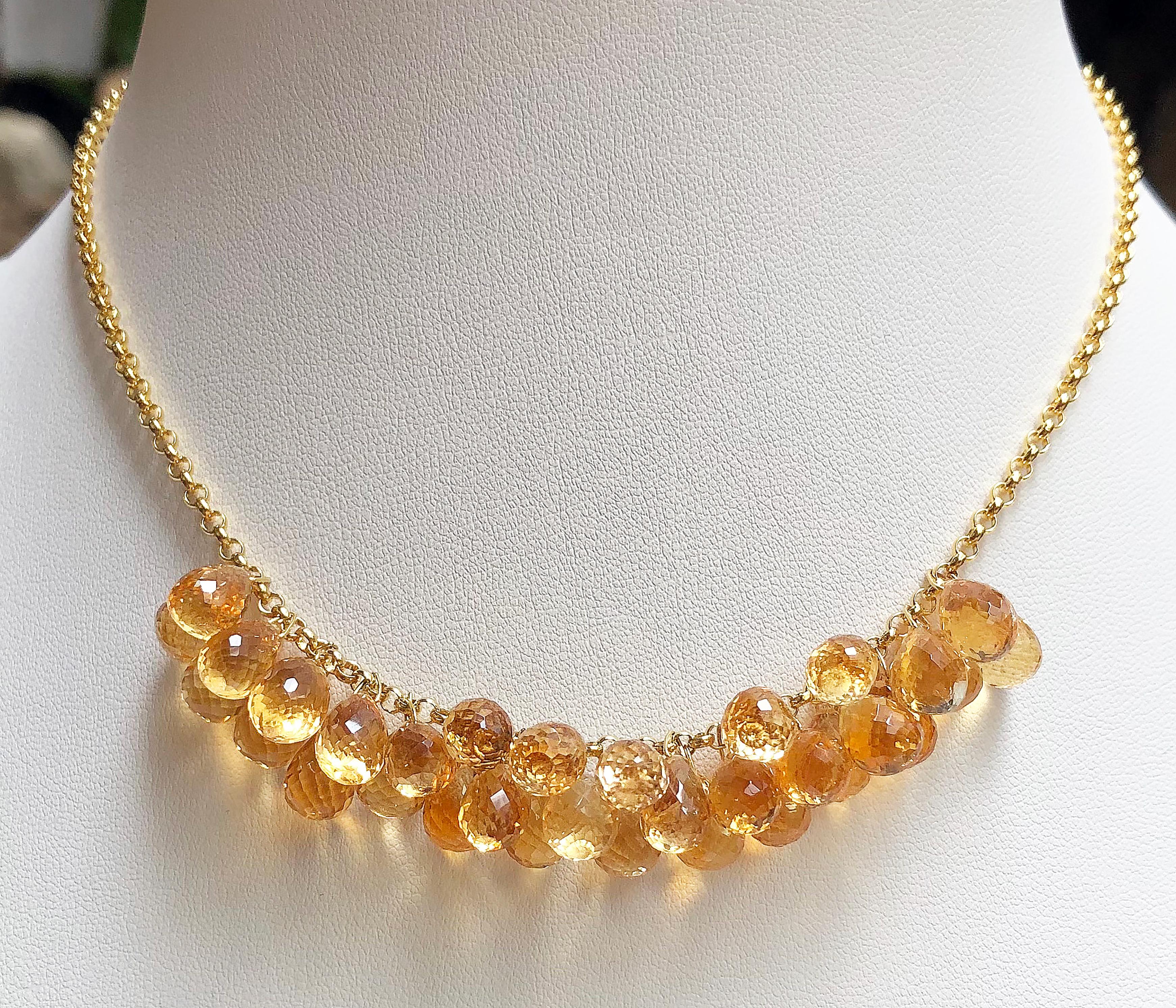 Collana Citrino 109,0 carati con montatura in oro 18 carati

Larghezza:  8.0 cm 
Lunghezza: 39,0 cm
Peso totale: 26.37 grammi

