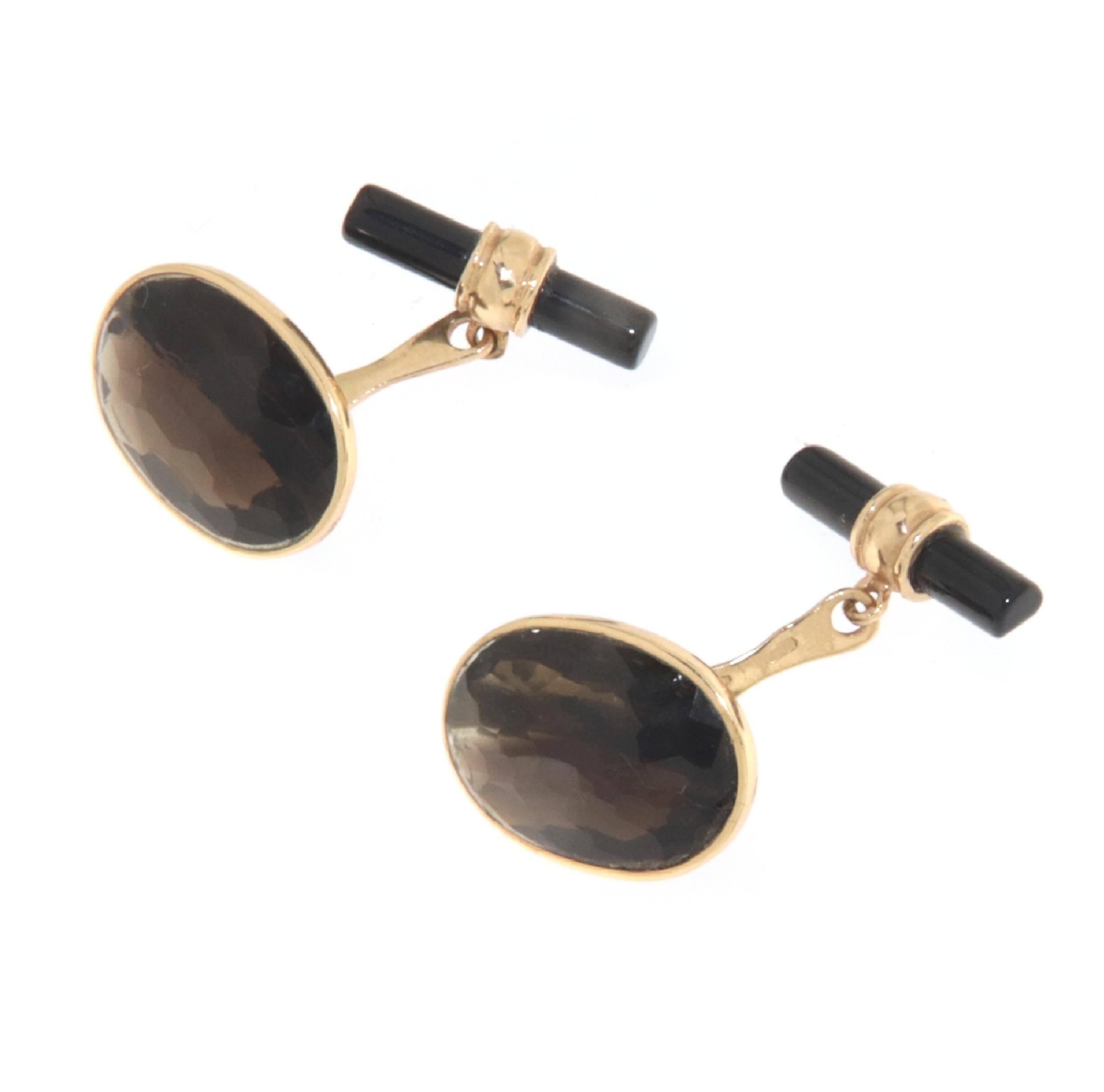 Questi eleganti gemelli sono un'aggiunta sofisticata al guardaroba di ogni gentiluomo. Realizzati meticolosamente in oro giallo a 14 carati, i gemelli presentano fusti di onice di alta qualità e citrini ovali che catturano la luce con la loro calda
