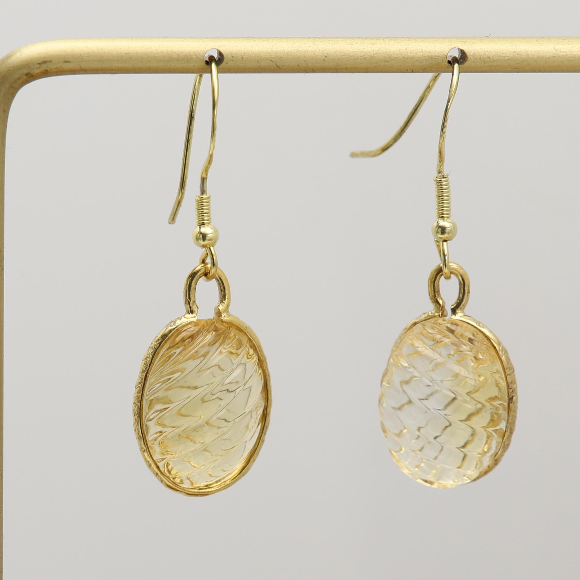 Orecchini con citrino dorato. Un paio di orecchini a goccia luminosi e solari per la tua collezione! Qui, 26,31 ct. t.w. di citrini a taglio ovale .lavorati a mano in Vermeil .Questi orecchini sono così belli! Brilla in un classico oro giallo 14