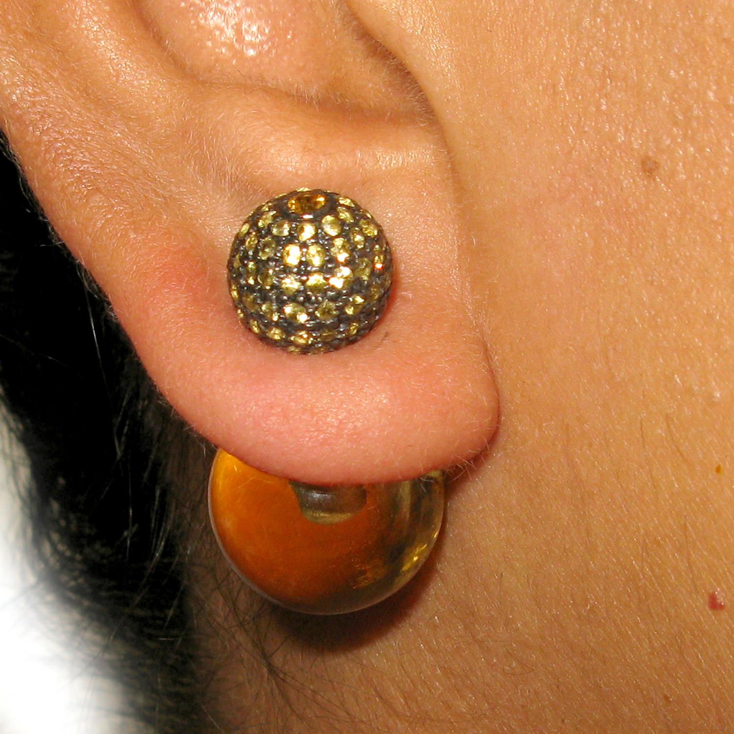 Artigiano Orecchini a tunnel con zaffiri e diamanti Citrino e Pave in oro e argento 14k in vendita