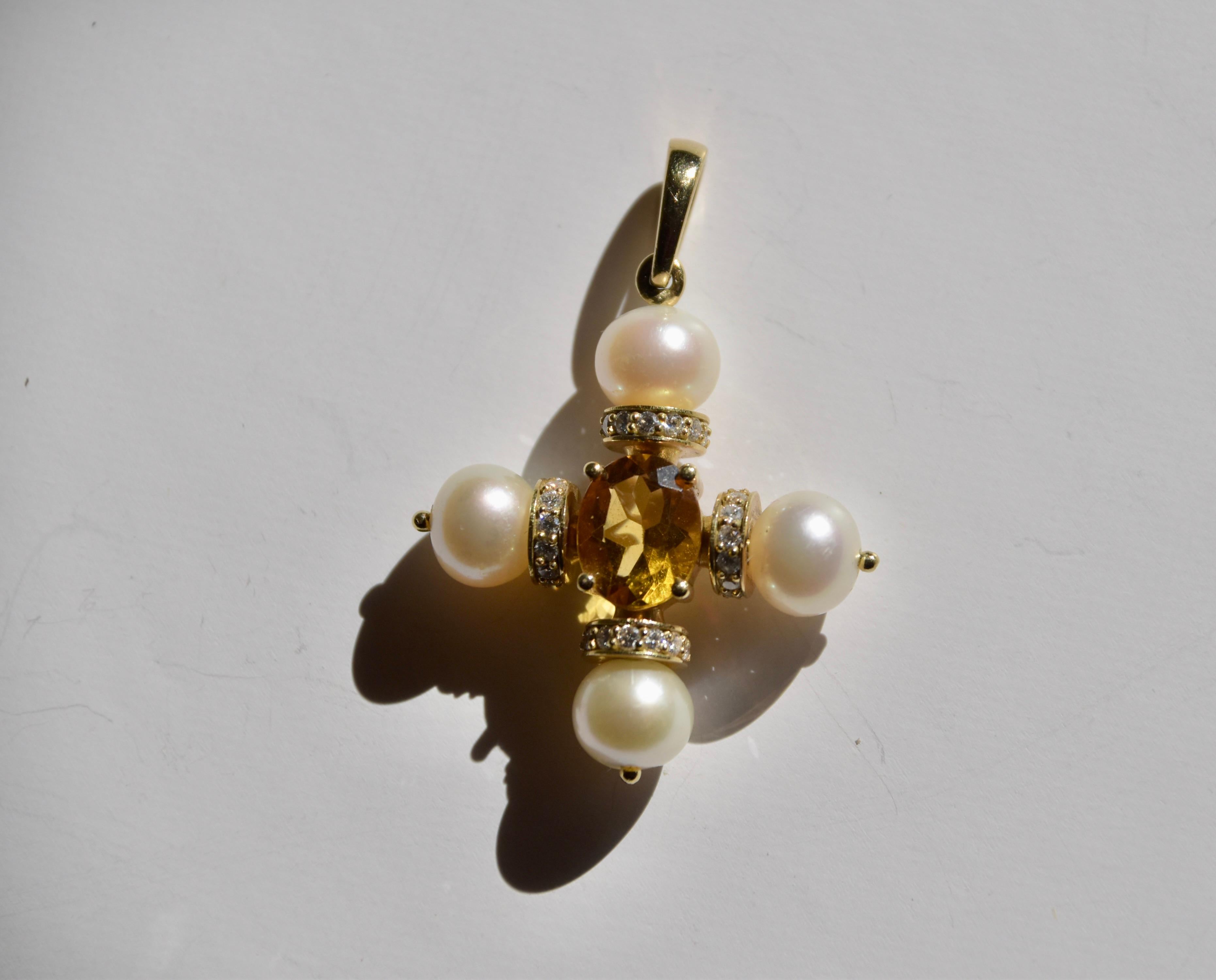 Pendente a forma di croce in oro giallo 18 ct con perle coltivate, diamanti incastonati e una pietra citrina di taglio rotondo. 