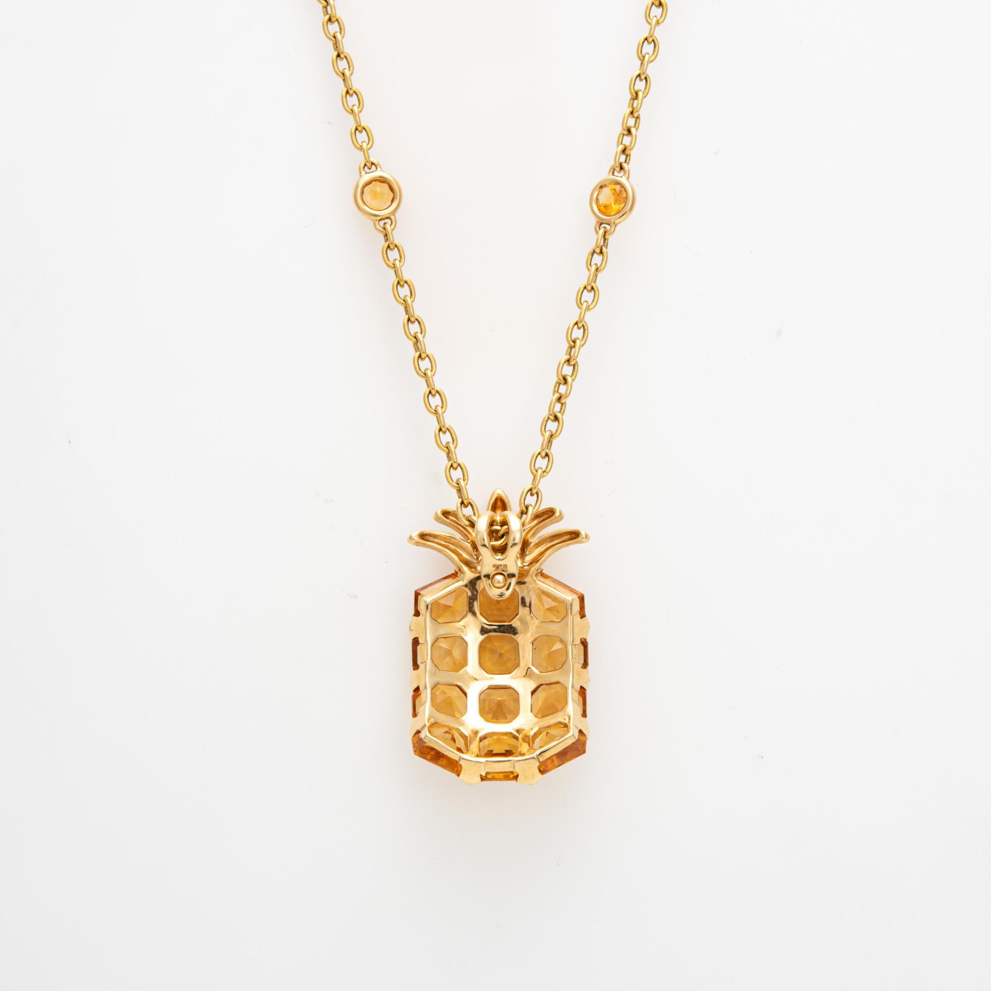 Elegante collar contemporáneo de piñas de citrino elaborado en oro amarillo de 18 quilates (alrededor de la década de 2000).  

Los citrinos de corte octogonal de fantasía miden aprox. 6 mm cada uno. Los citrinos están incrustados en la cadena y
