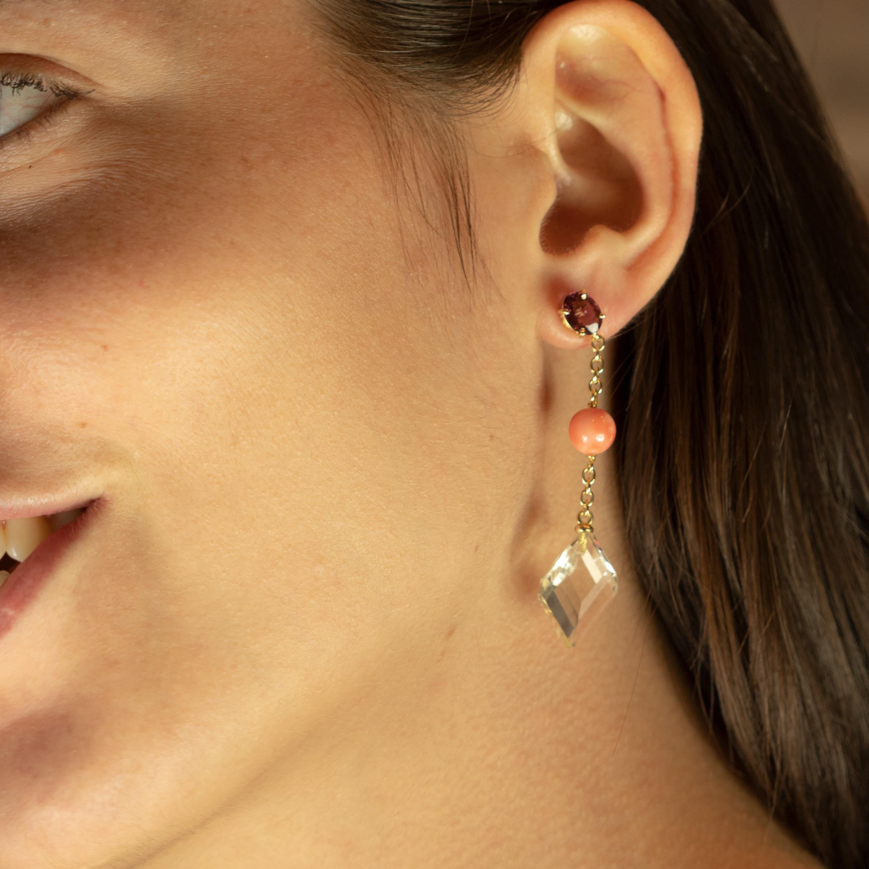 Una turmalina púrpura ovalada, un coral redondo y un péndulo de cuarzo citrino que innovan en un diseño desigual y muy moderno. Unidas por una delicada cadena de oro amarillo de 18 quilates que unificaba cada elemento de forma única. La importancia