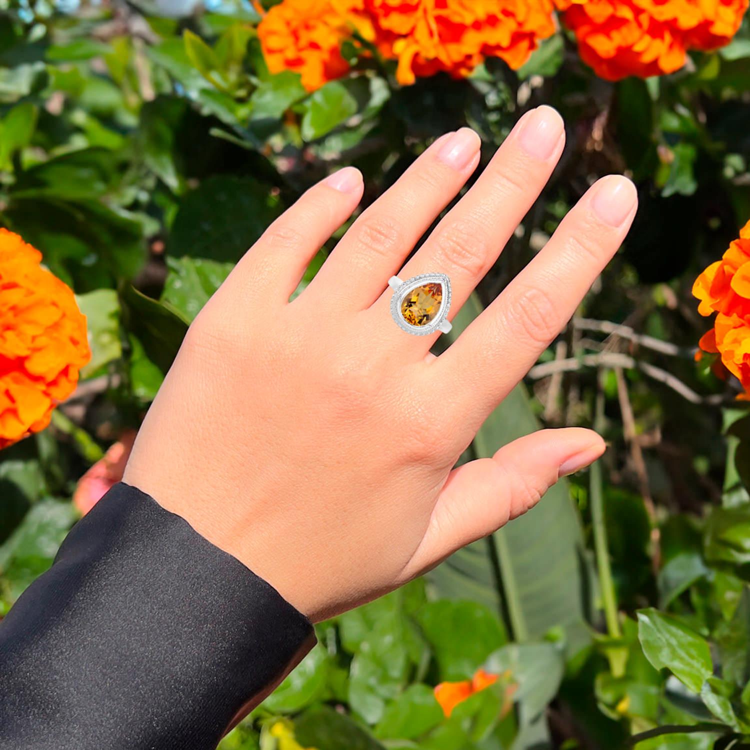 Il est accompagné d'une évaluation gemmologique par la GIA (GG/AJP).
Toutes les pierres précieuses sont naturelles.
Citrine = 4,38 Carats
Métal : Argent sterling plaqué rhodium
Taille de l'anneau : 6 US
Le redimensionnement est disponible sur demande