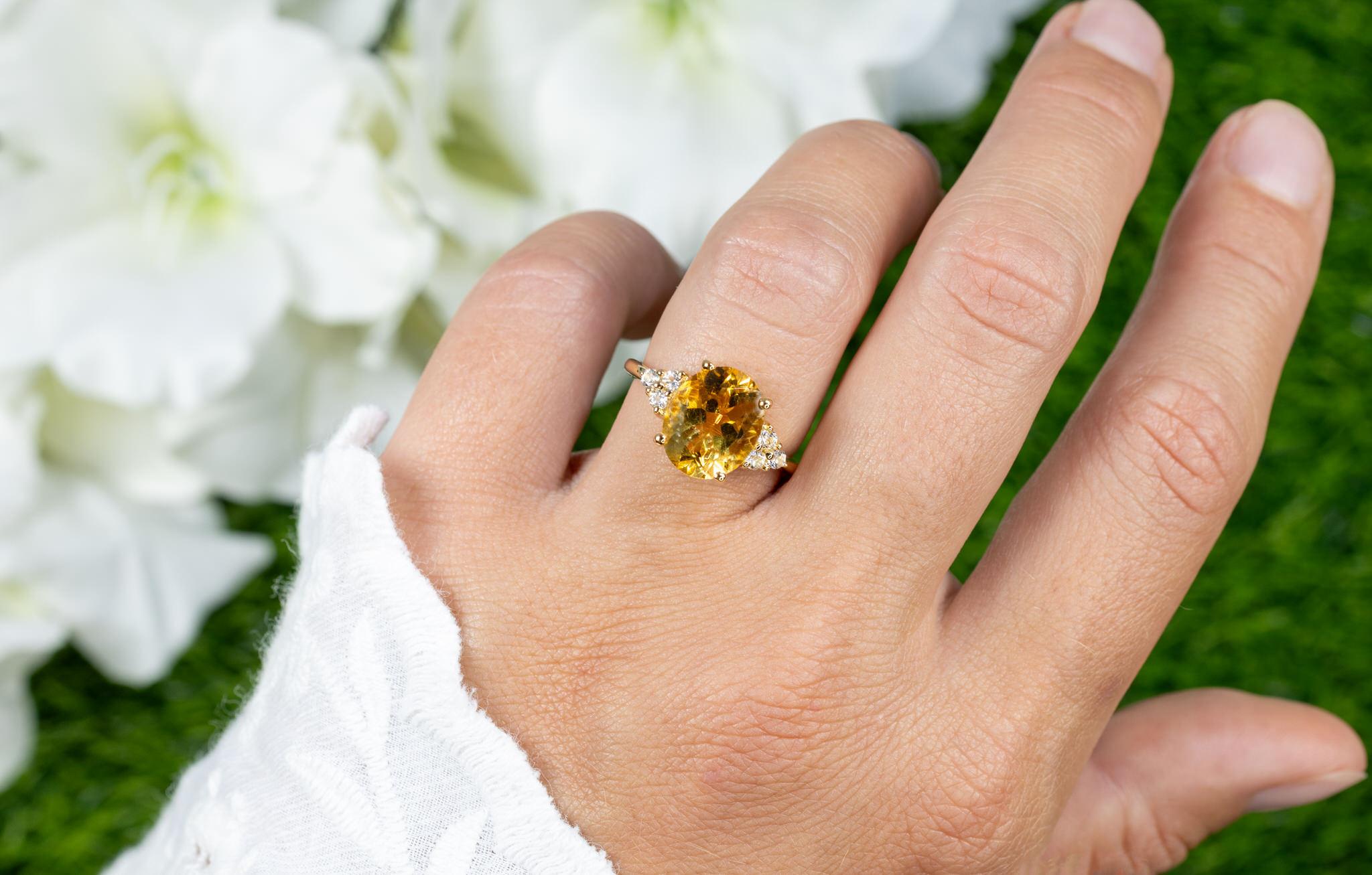 Viene fornito con la valutazione gemmologica GG/AJP.
Tutte le gemme sono naturali
Citrino = 3,09 Carati
6 topazi bianchi = 0,24 carati
Metallo: Argento 925 placcato in oro giallo 14K
Misura dell'anello: 7 US
Il ridimensionamento è disponibile su