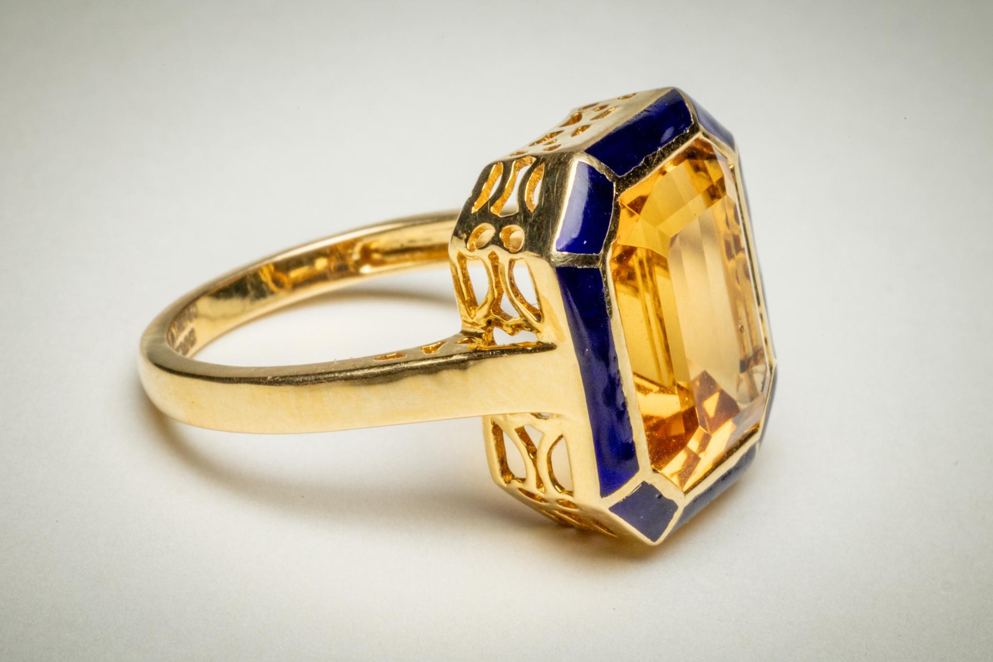 Un'incredibile gemma di citrino di grandi dimensioni con taglio smeraldo e smalto blu.  Incastonato in oro 18 carati; la misura dell'anello è 6,25.  Il peso in carati del citrino è di 5,39.  Classico ed elegante.

La collezione di alta gioielleria è