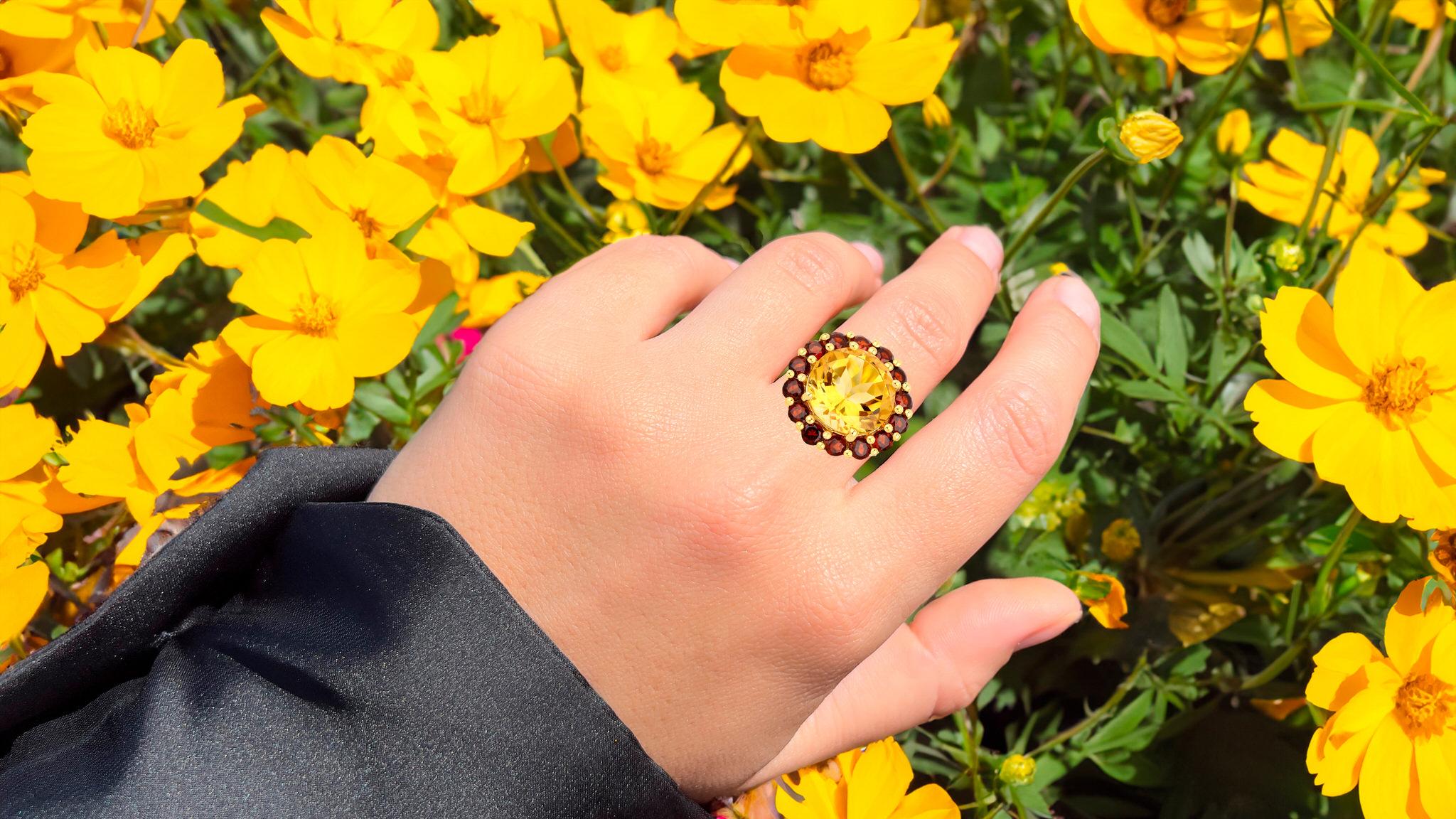 Round Cut Citrine Ring with Garnets 7.26 Carats 18K Yellow Gold Plated Silver For Sale