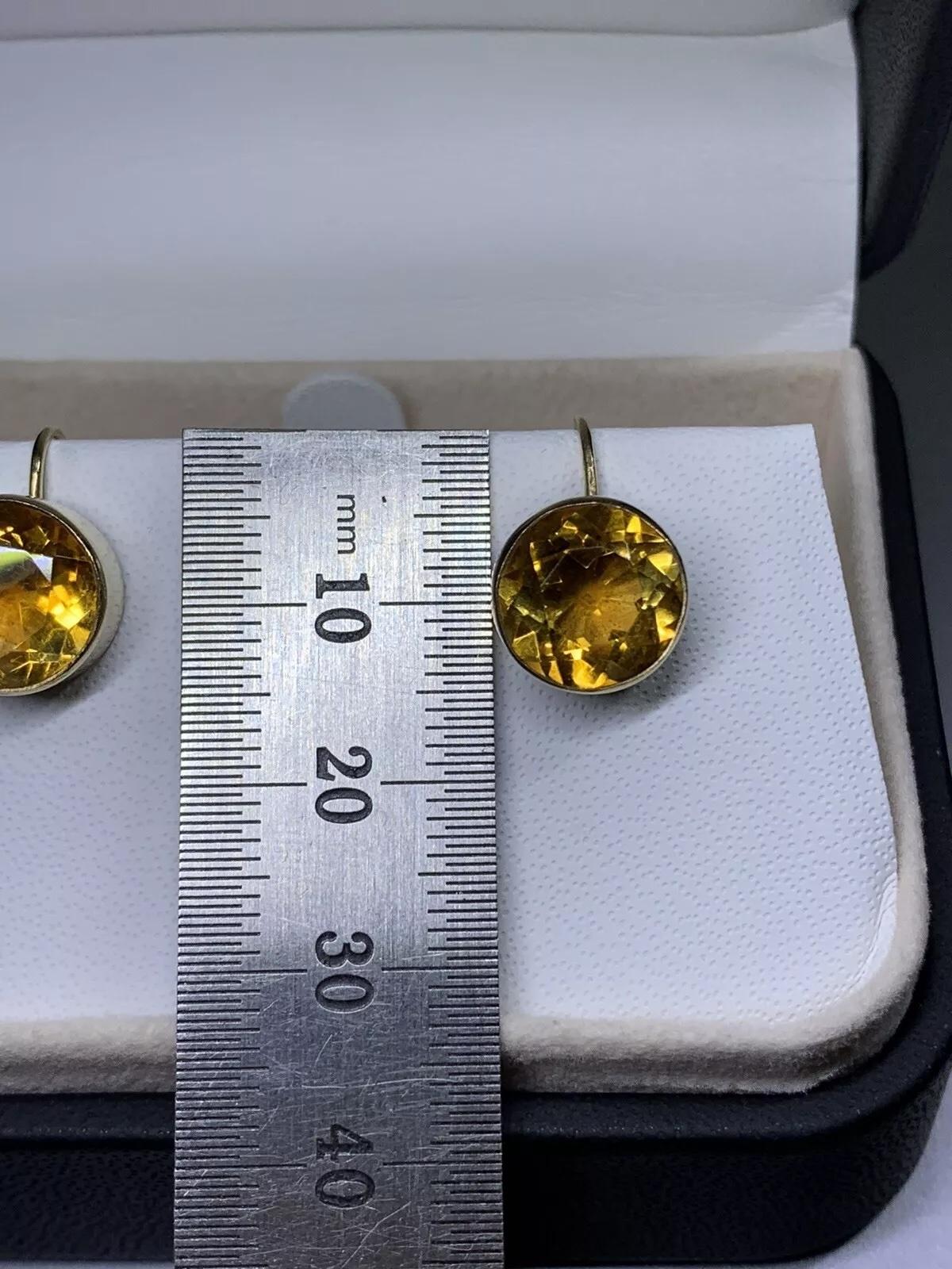 Femenino o masculino Pendientes redondos de citrino con bisel en oro amarillo de 9 ct envejecido. en venta