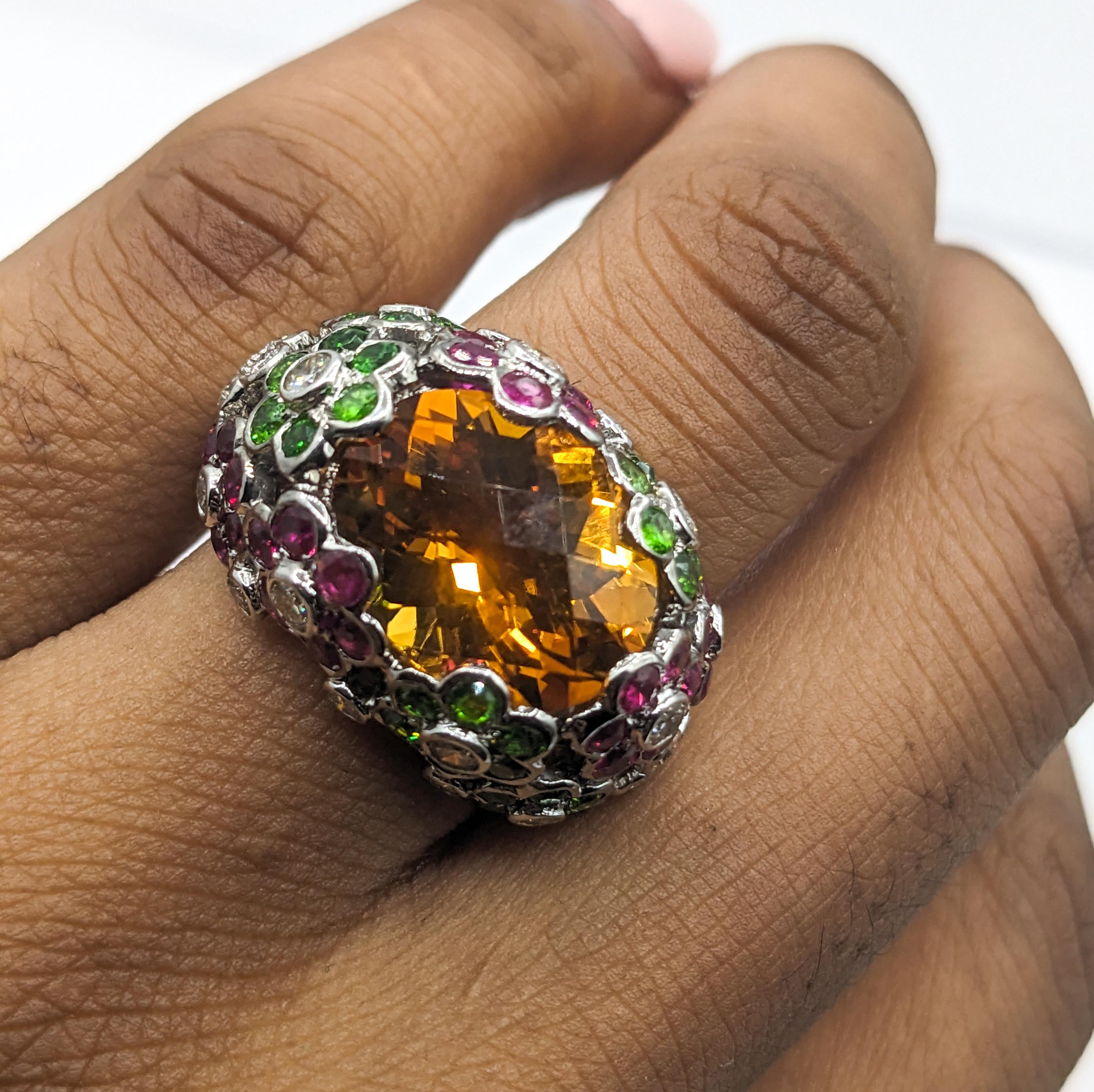 Ring aus 18 Karat Weißgold mit Citrin, Rubin, Tsavorit und Diamant 

Lassen Sie sich von diesem atemberaubenden Ring Floral verführen, der sorgfältig aus 18 Karat Weißgold gefertigt ist. Es zeigt eine beeindruckende .84ctw von runden Diamanten, die