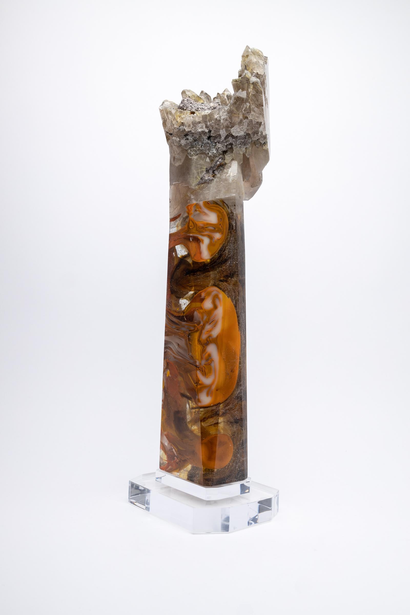Organico moderno Scultura in vetro e quarzo rutilato citrino su base acrilica in vendita
