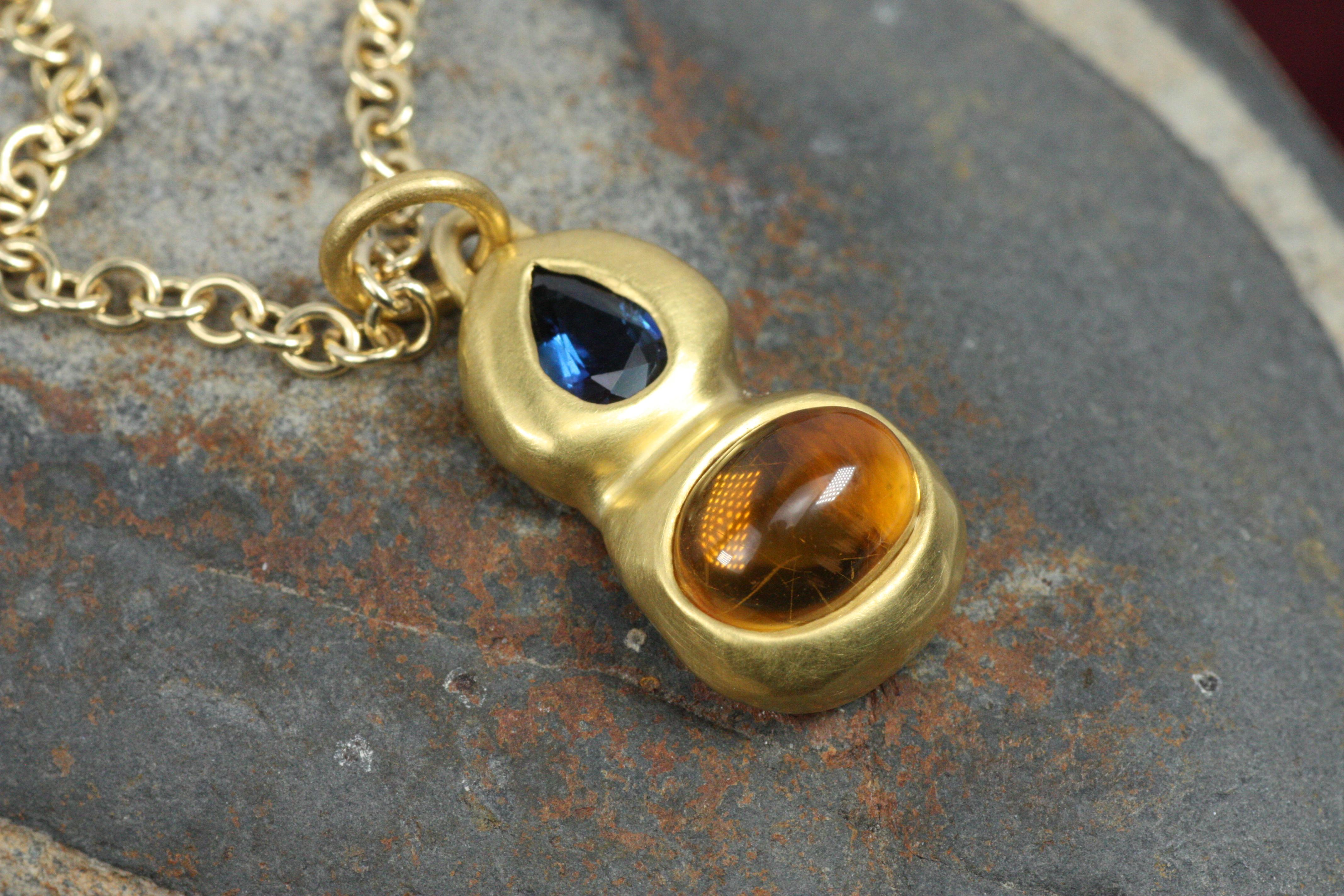 Taille cabochon Pendentif Citrine et Saphir en or jaune 22K, breloque, collier en vente